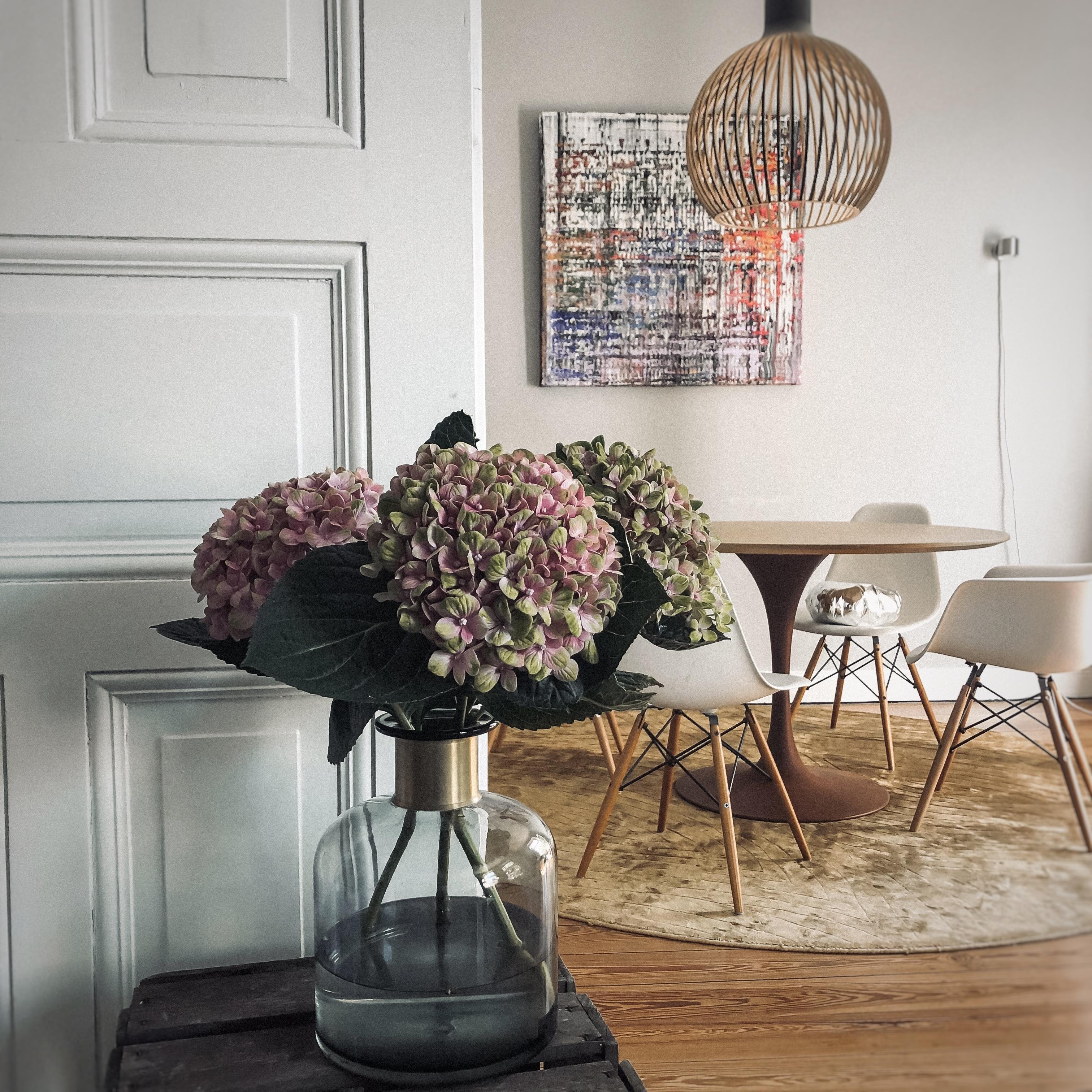 happy views am Sonntag #nordicroom #hortensie #living #vase #minimalsim #couchstyle #interiorstyle #interiors