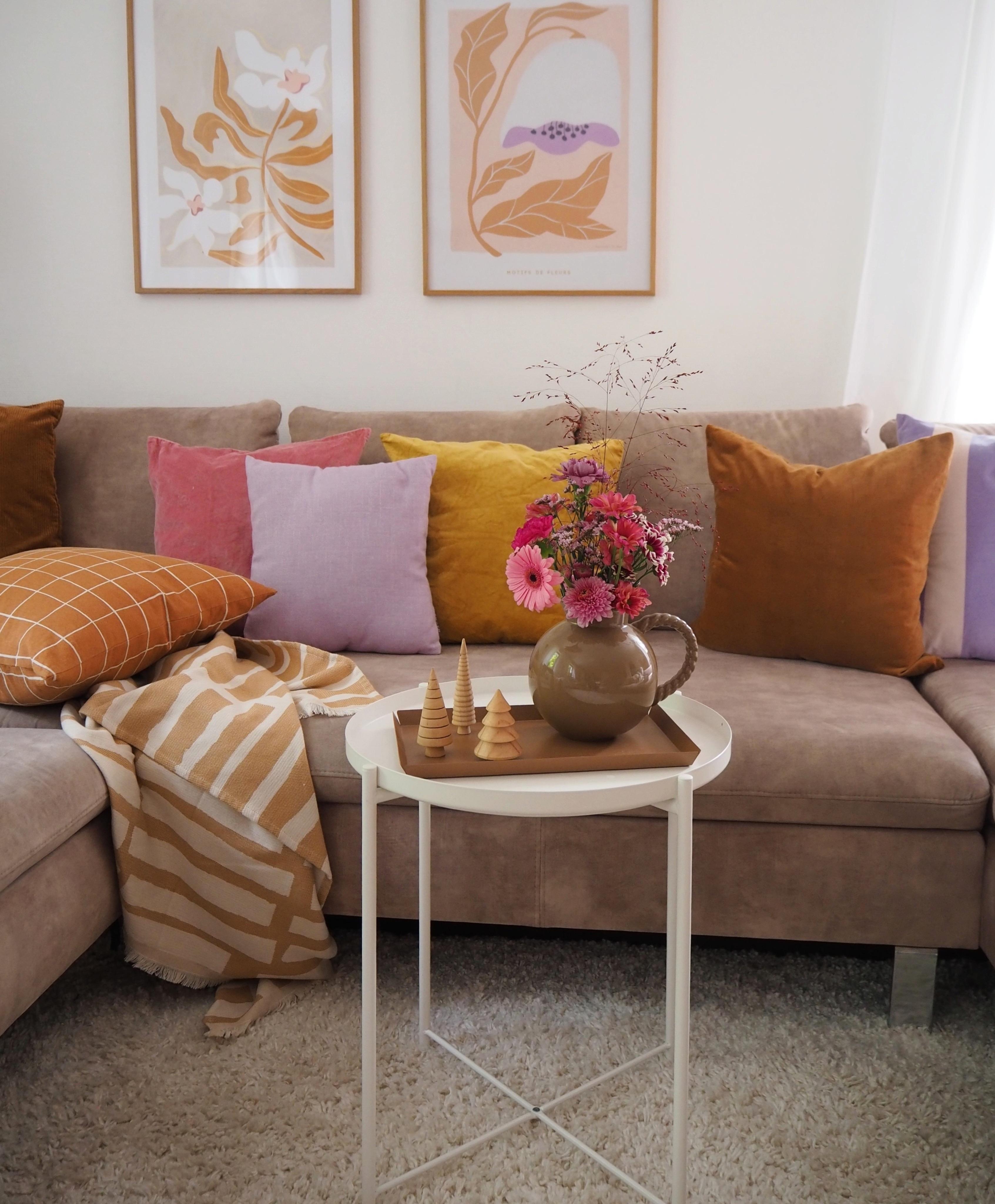 HappyWeekend #couchstyle #colourfulhome #couch #wohnzimmer #herbststyle #kissenliebe #blumenliebe