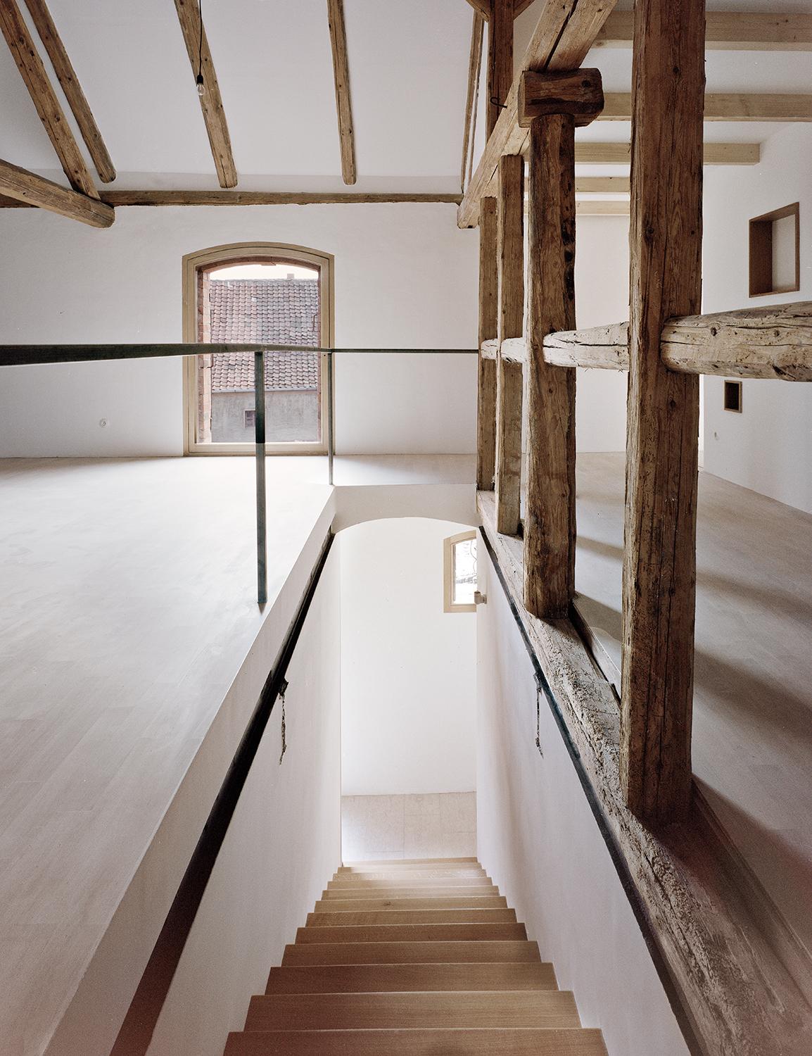 Haus Stein #architektenhaus #minimalistisch #lehmputz #naturmaterial #großesfenster ©Simon Menges