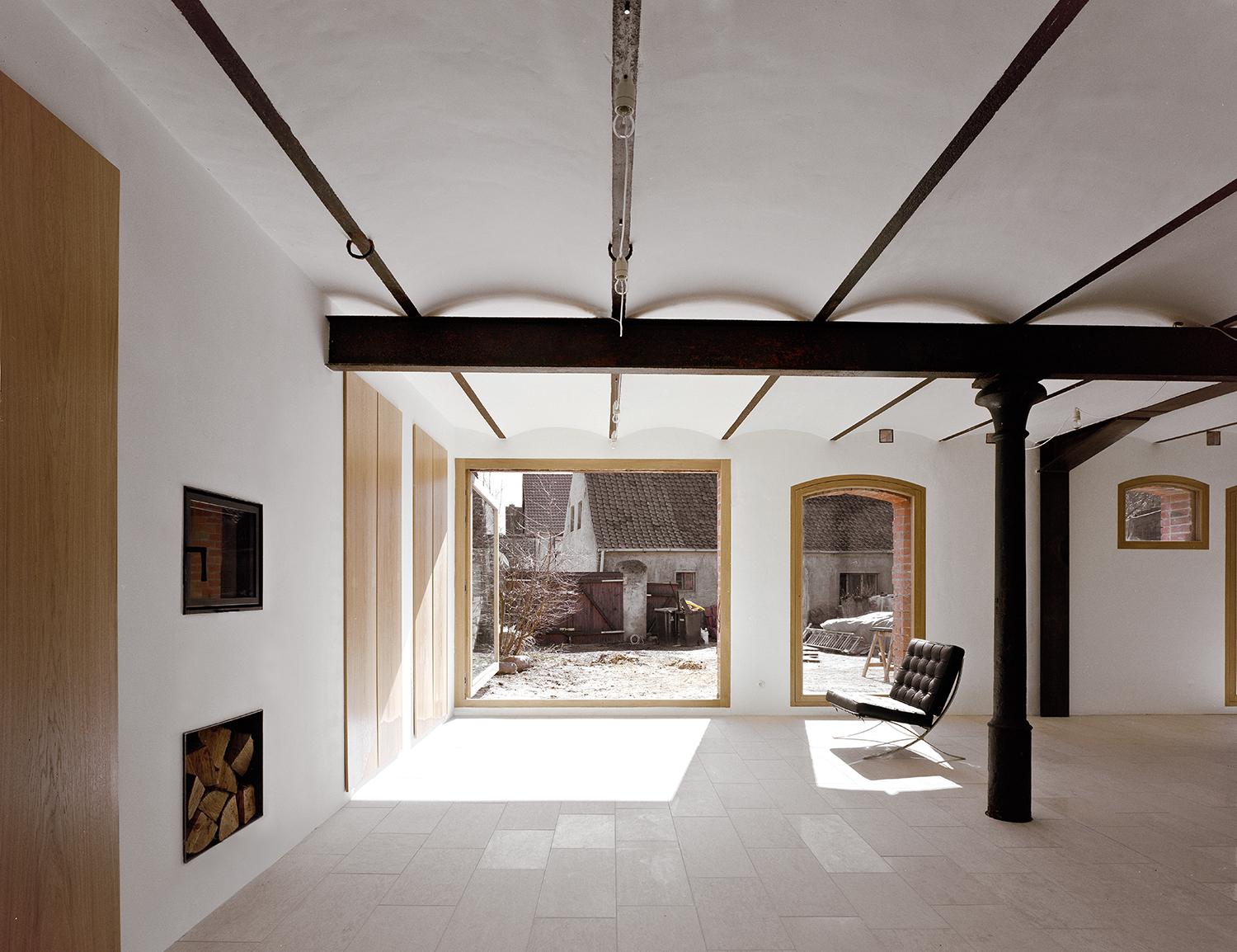 Haus Stein, Druxberg #architektenhaus #wohnzimmer #lehmputz #naturmaterial #großesfenster ©Simon Menges