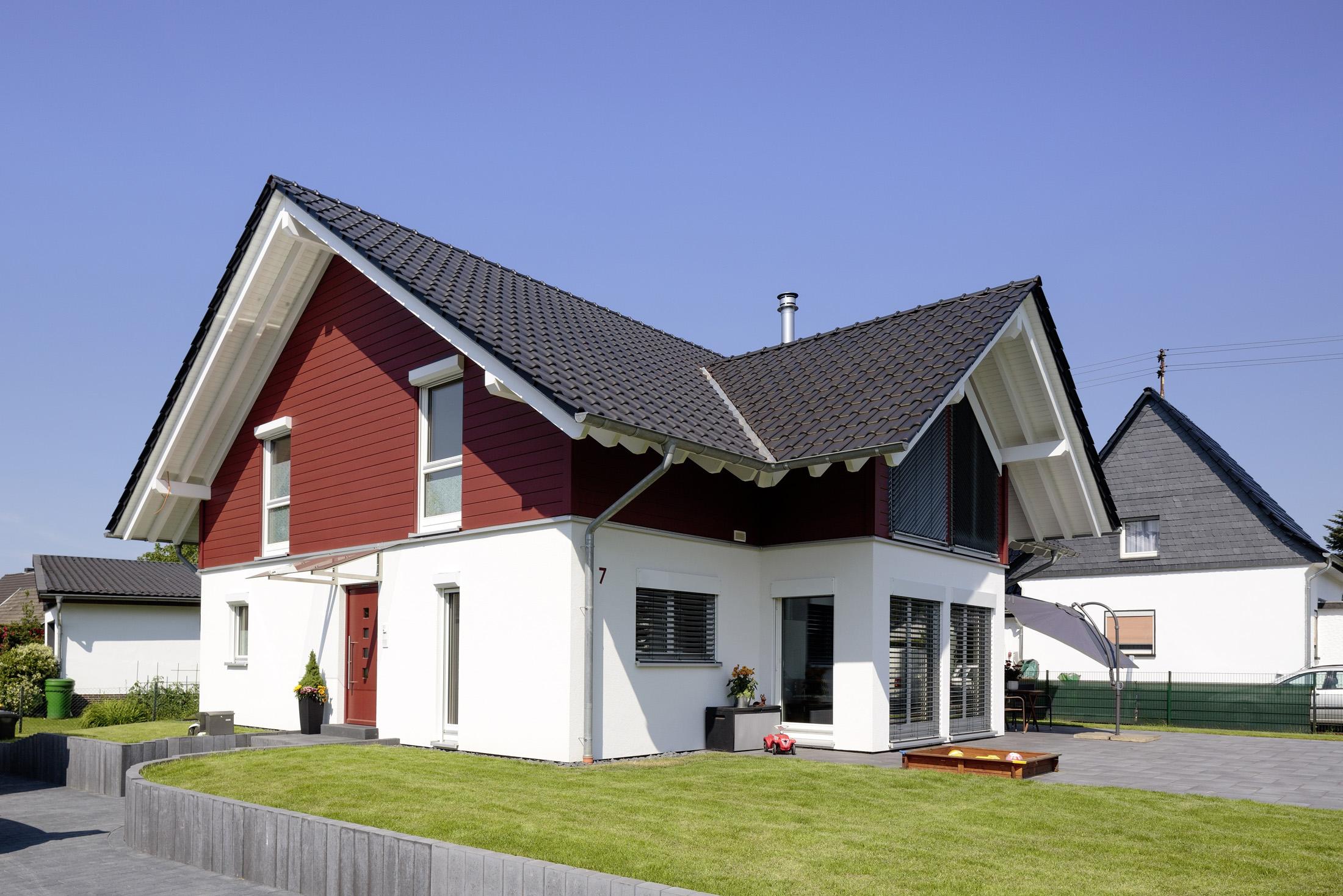 Haus "Wacholder" #holzhaus #sonnenschirm #holzfassade #vordach ©Stommel Haus