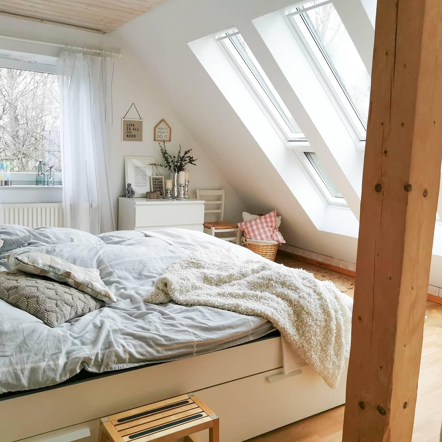 Hell und luftig trifft weiß auf Holz. #bedroom #schlafzimmer #dachfenster #couchliebt #dachgeschoss #holzbalken 