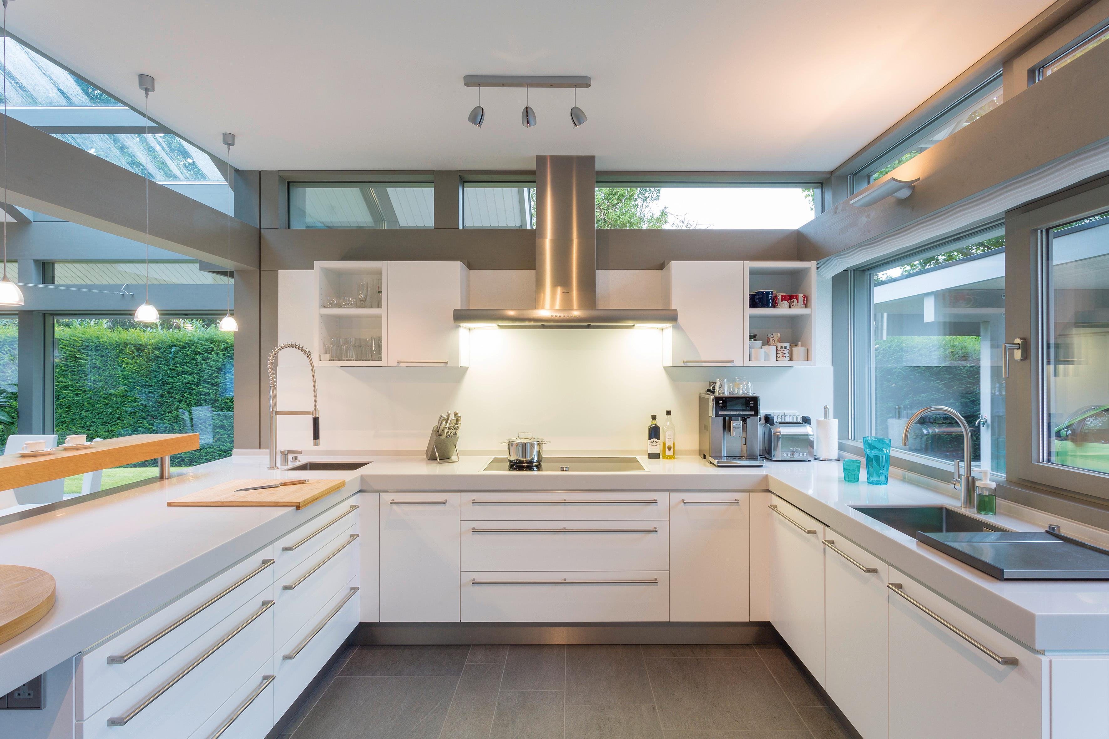 Helle Küche #küche #balken #weißeküche #küchenschrank #designhaus #weißerküchenschrank #küchenspüle ©HUF HAUS