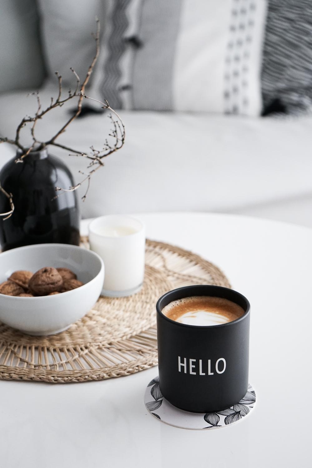 Hello:Winterdeko mit trockenen Ästen und ohne Kaffee geht nichts!

#zweige #deko #vase #kaffee #designletters #becher 