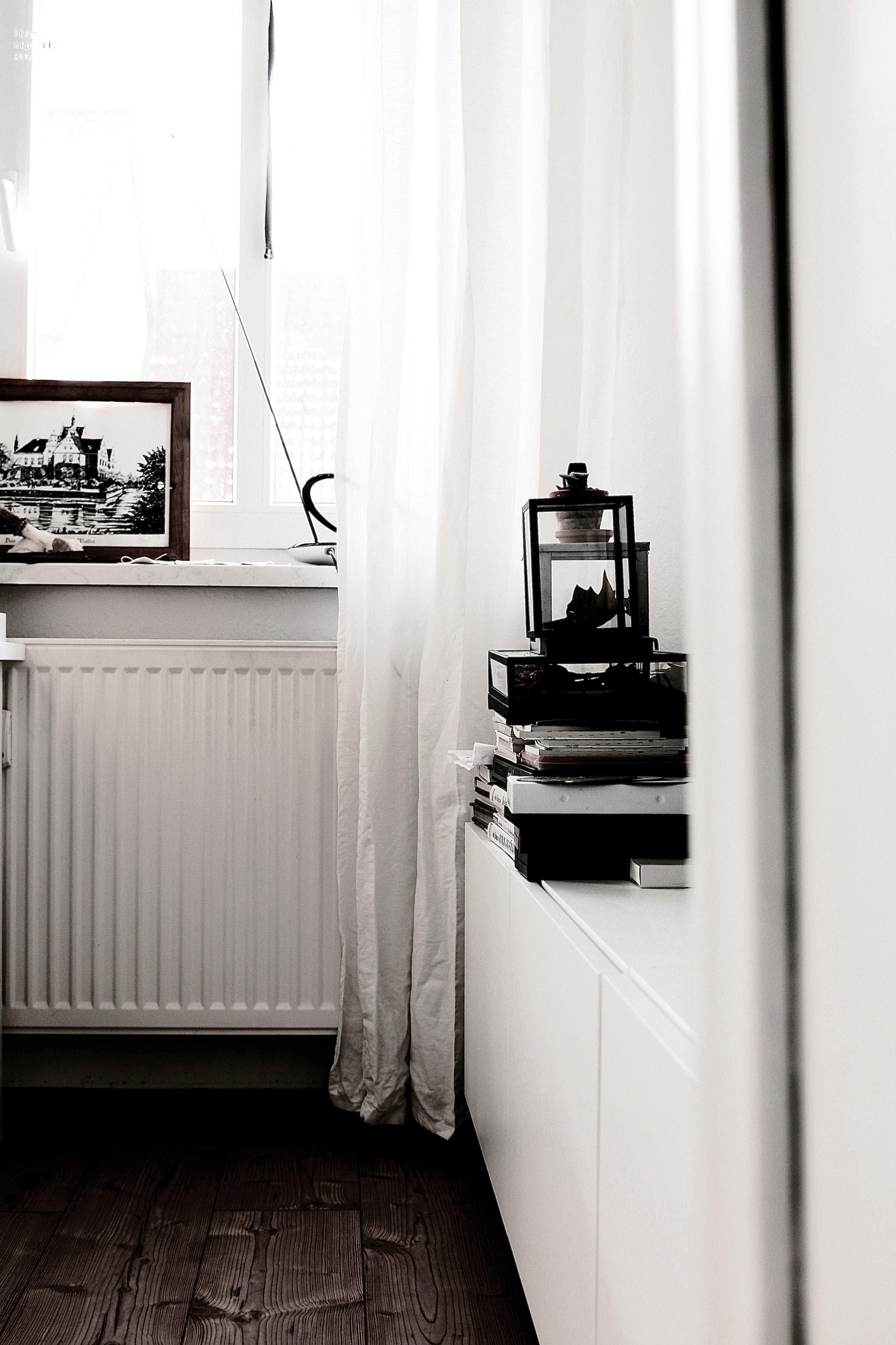hochgestapelt #wohnzimmer #altbau #heizung #ikea #laminat #vitrine #zeichnung ©Anja Linke