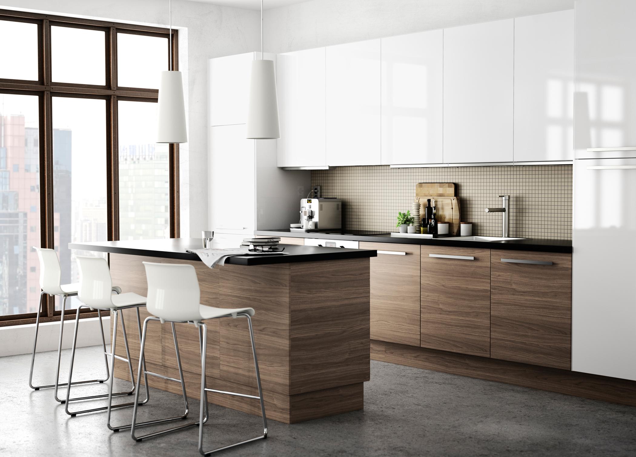 Holzfarbene Einbauküche mit weißen Schränken #ikea #pendelleuchte #weißerbarhocker ©Inter IKEA Systems B.V.