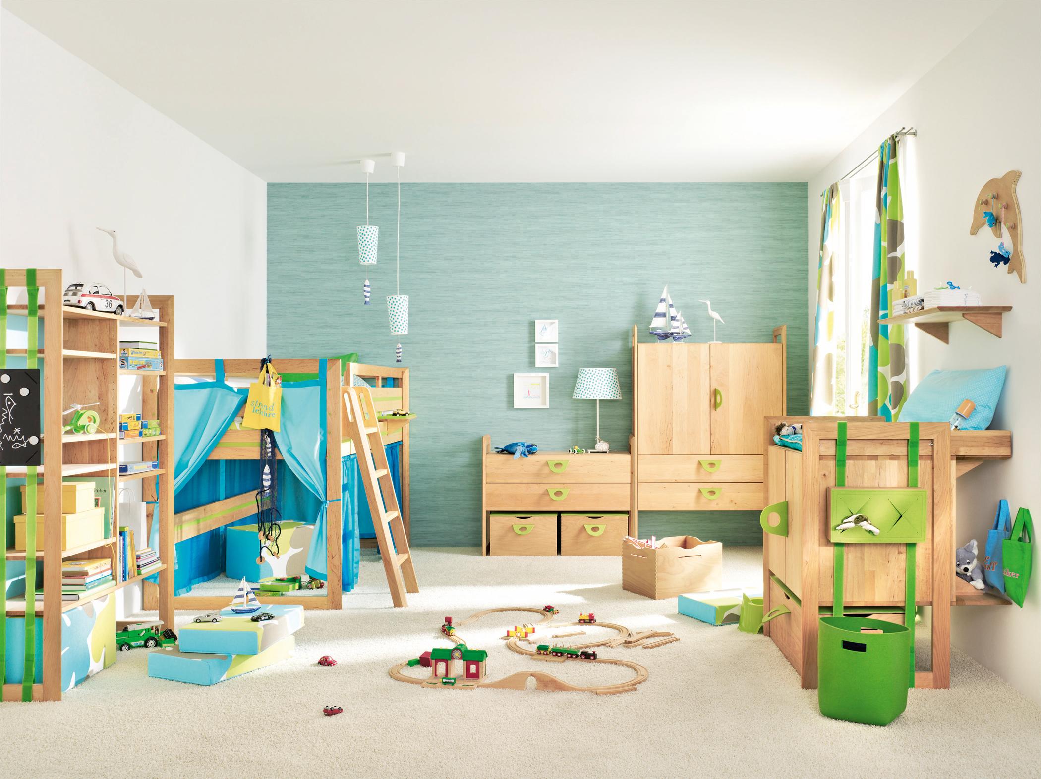 Holzmöbel im Kinderzimmer mit türkisfarbener Wand #holzregal #hochbett ©Team 7