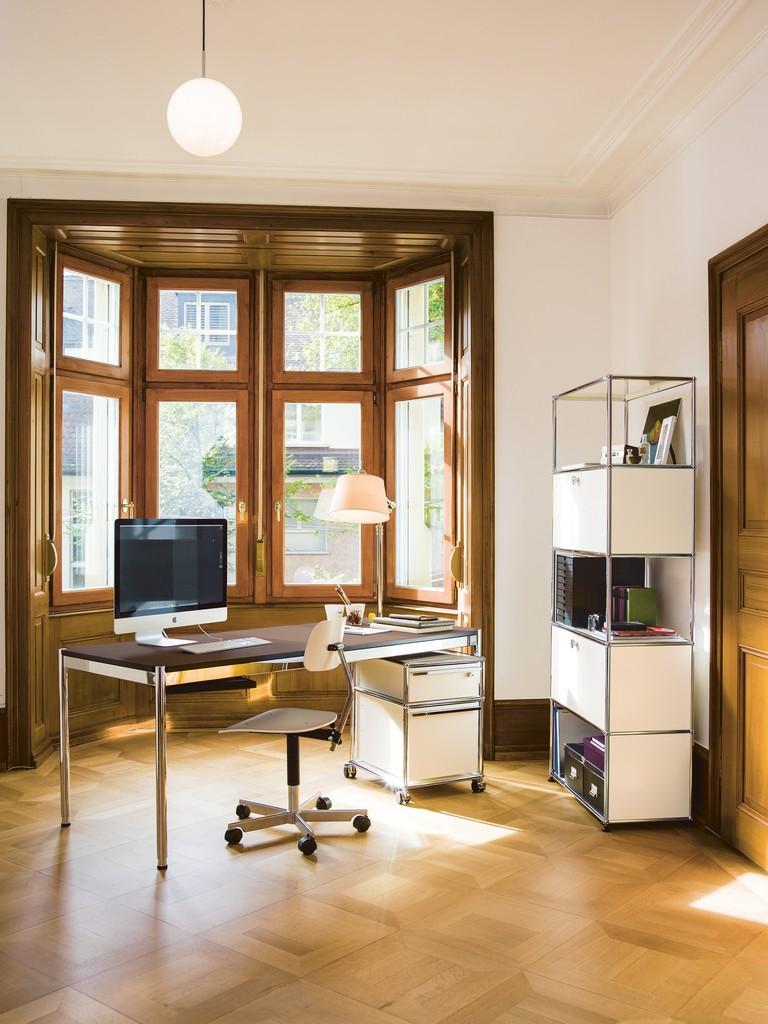 Home Office im Erker #büro #büromöbel #regal #schreibtisch #erker #schreibtischstuhl #metallschreibtisch #arbeitszimmerregal #arbeitszimmergestalten ©USM