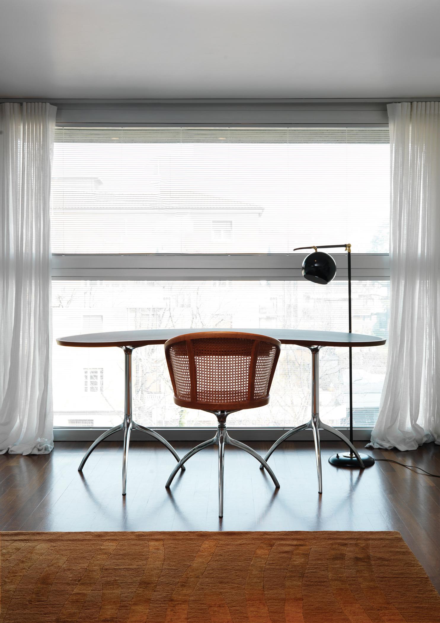 Home Office mit Ausblick #schreibtisch #teppich #schreibtischstuhl #gardine #metallschreibtisch ©Alias Design