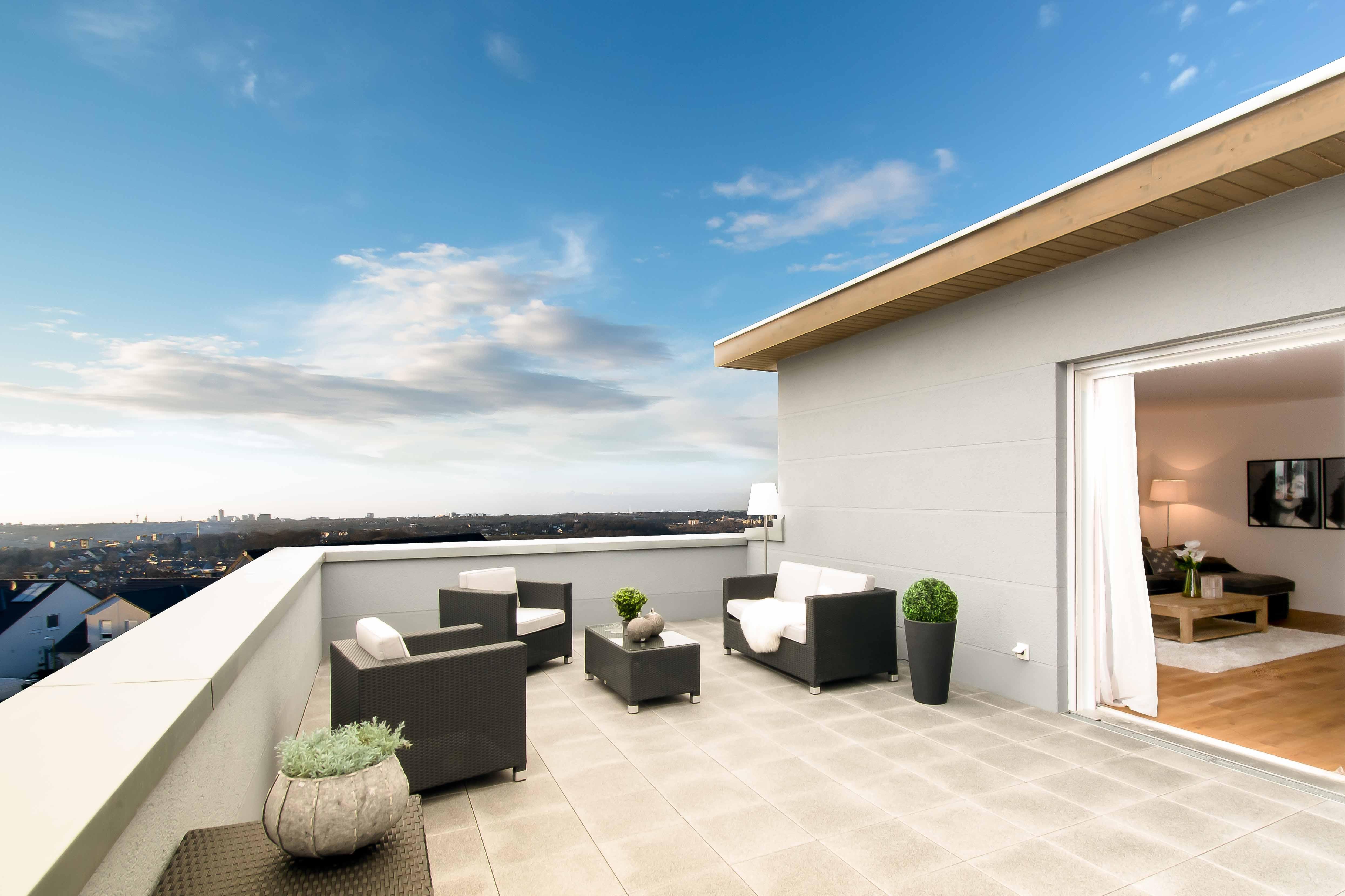 Home Staging - Terrasse #couchtisch #terrasse #sessel #gartenmöbel #sofa #grauersessel #balkonmöbel #terrassengestaltung #terrassenmöbel ©Luna Homestaging