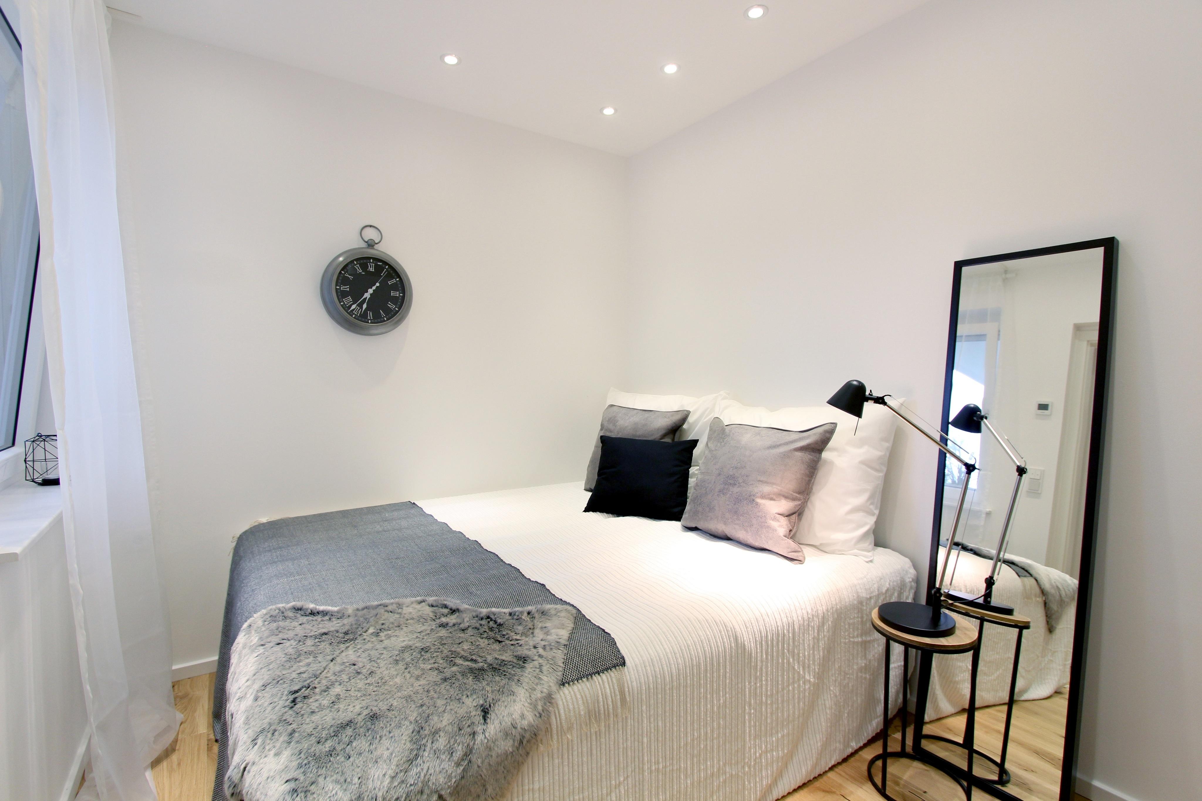 Home Staging Schlafzimmer #bett #nachttisch #ebenerdigedusche #einrichtungsberatung #raumgestaltung ©Isabella Hemmer