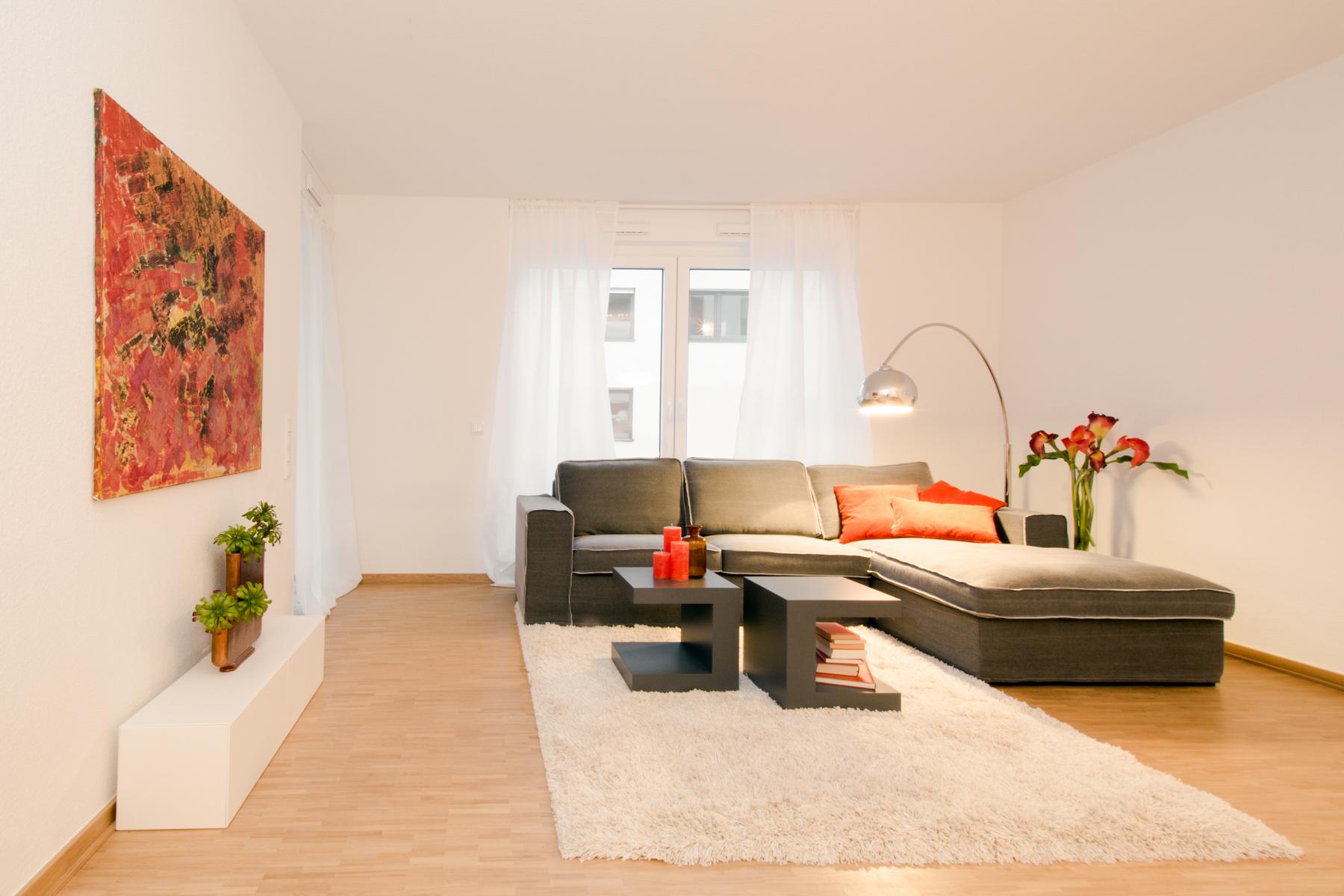 Home Staging Wohnzimmer #couchtisch #beistelltisch #ecksofa #kissen #sideboard #sofa #ottomane #lampe #wohnlandschaft ©Luna Home Staging