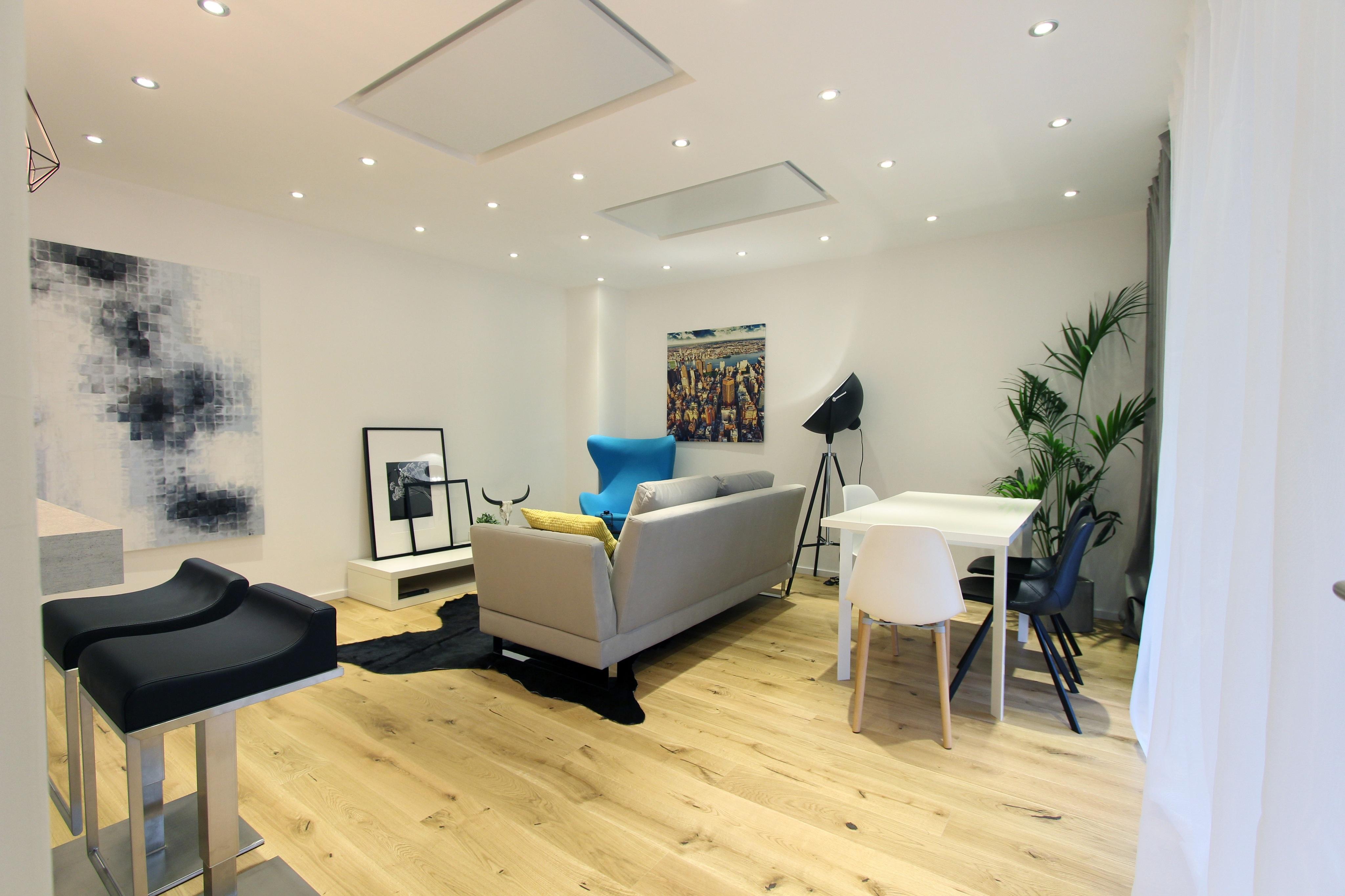 Home Staging Wohnzimmer #wohnzimmer #stehlampe #sofa #ebenerdigedusche #einrichtungsberatung #raumgestaltung #offenerwohnbereich ©Isabella Hemmer