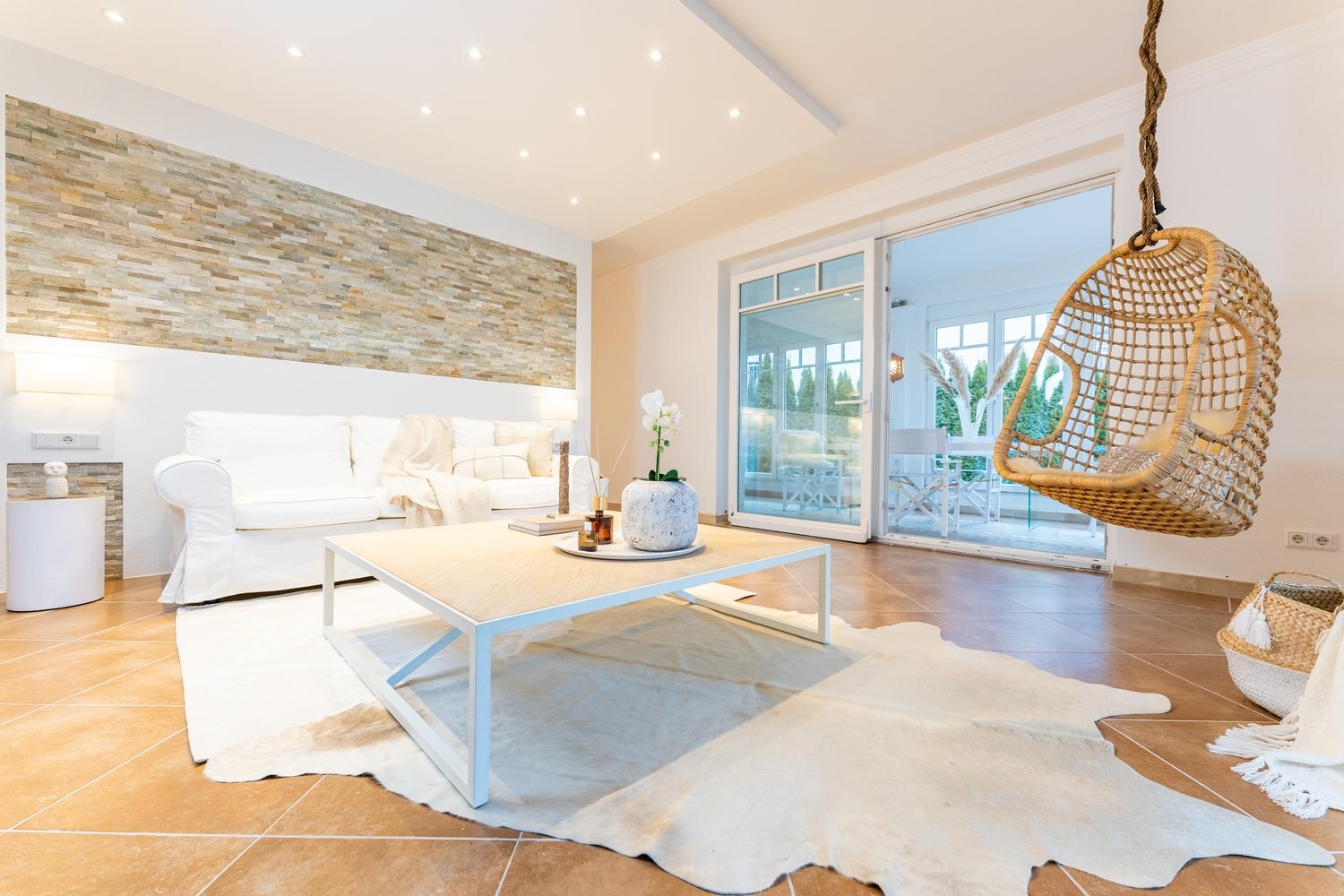 #homestaging Gestaltung #Wohnzimmer mit #Hängesessel im #Landhaus in #mediterranen #Stilmix 