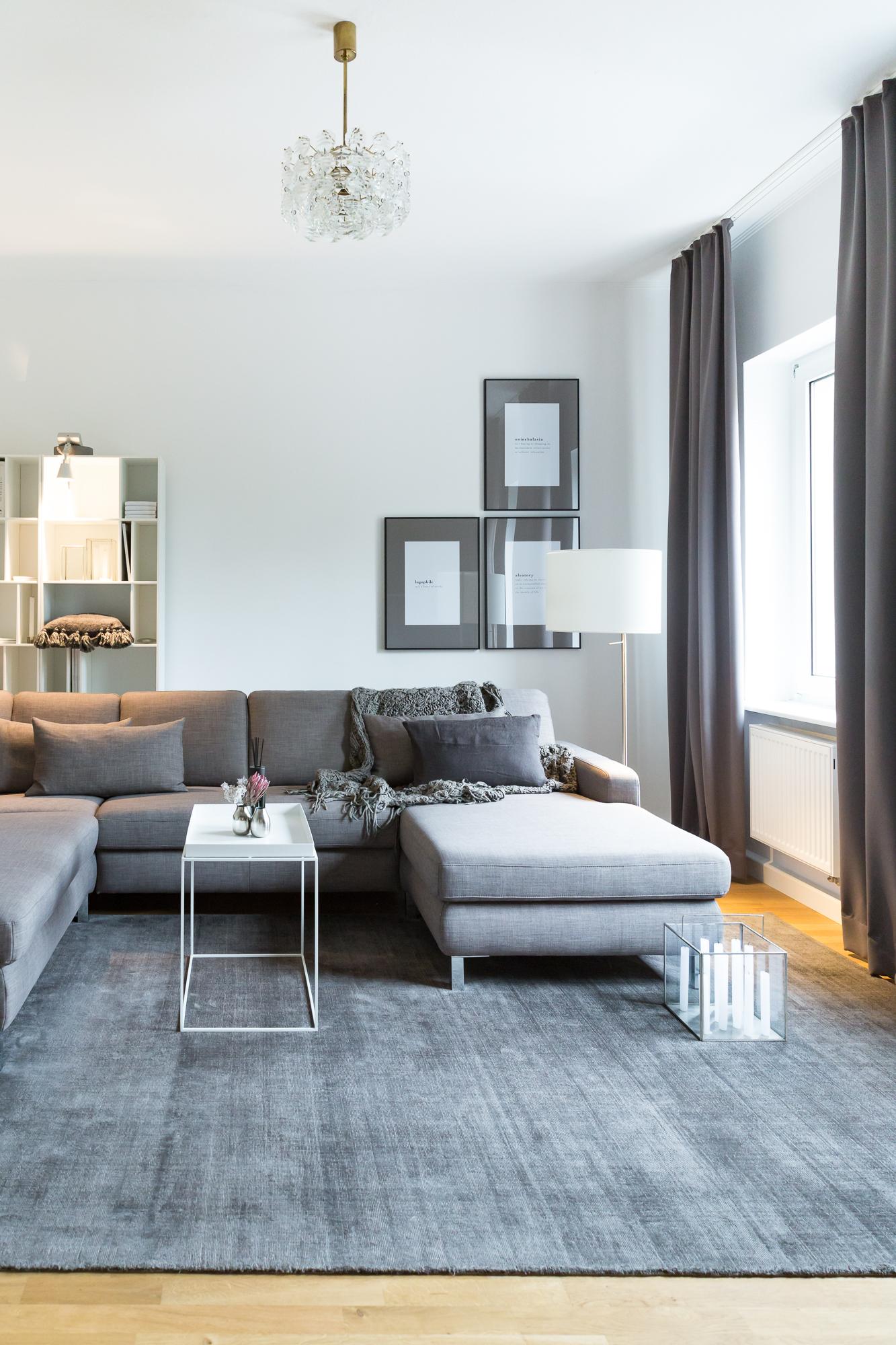 #homestory #wohnzimmer #sofa #couchtisch #coffeetable #teppich #grau #wanddeko #lüster