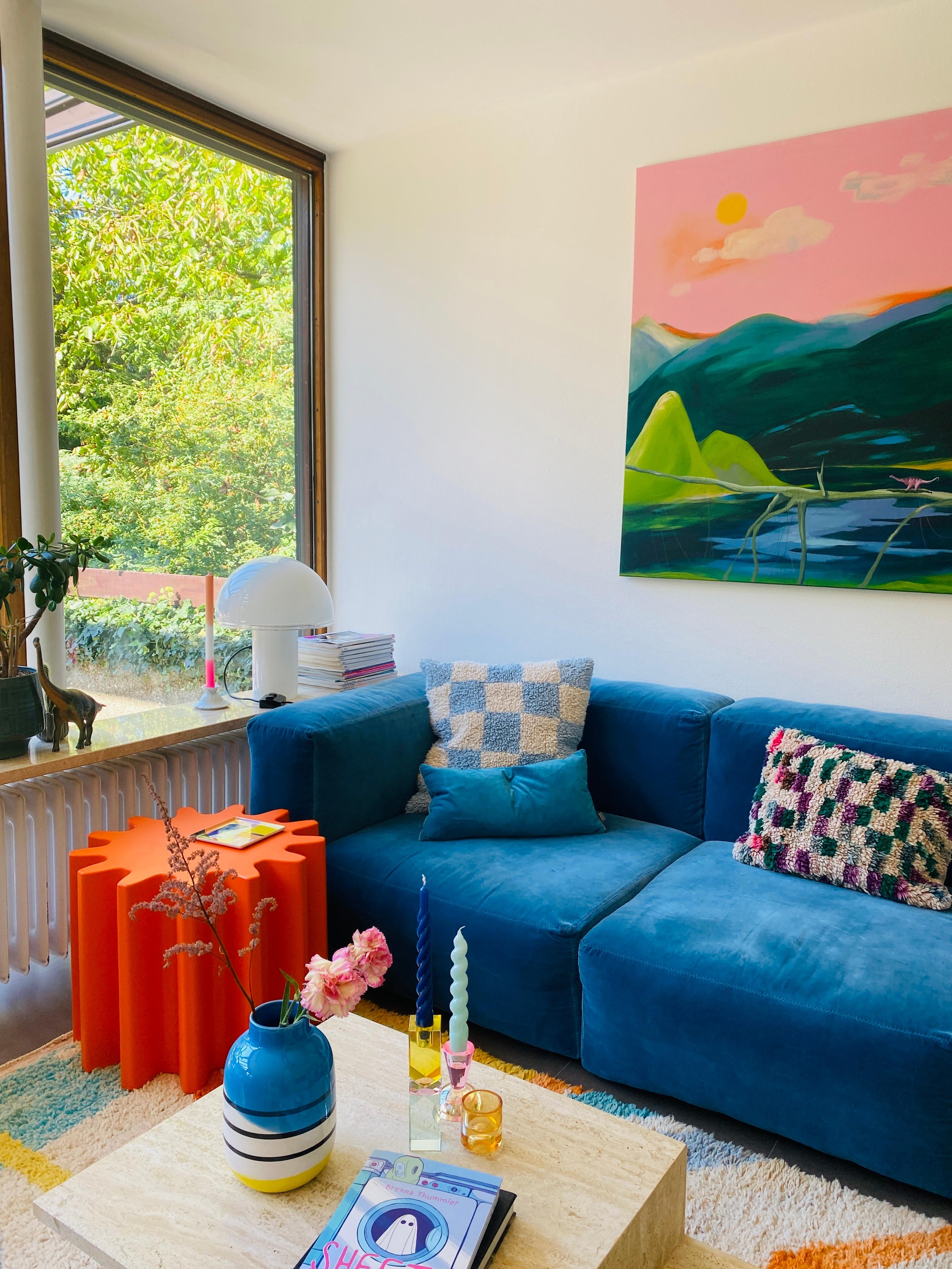 Ich bin verliebt in meinen neuen Beistelltisch „Gear“ in Knallorange. Inspo aus dem aktuellen Couchmagazin 😊 #wohnzimmer #couchtisch #bunt #orange #blau