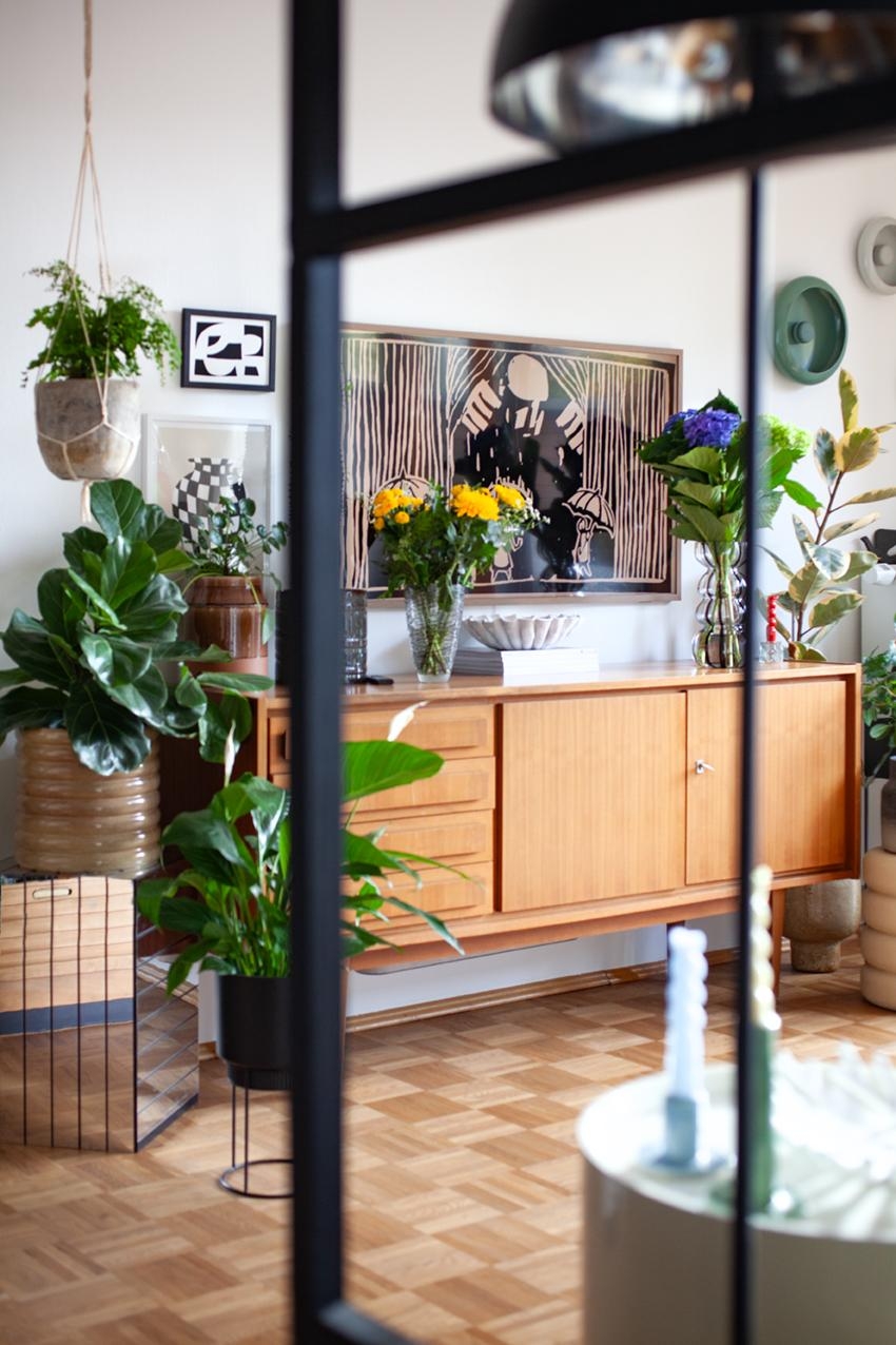 Ich kann BWL🤪 ... Blumen-Wohnzimmer-Liebe 

#Wohnzimmer #Sideboard #Vintage #Blumenvase #Blumen 

