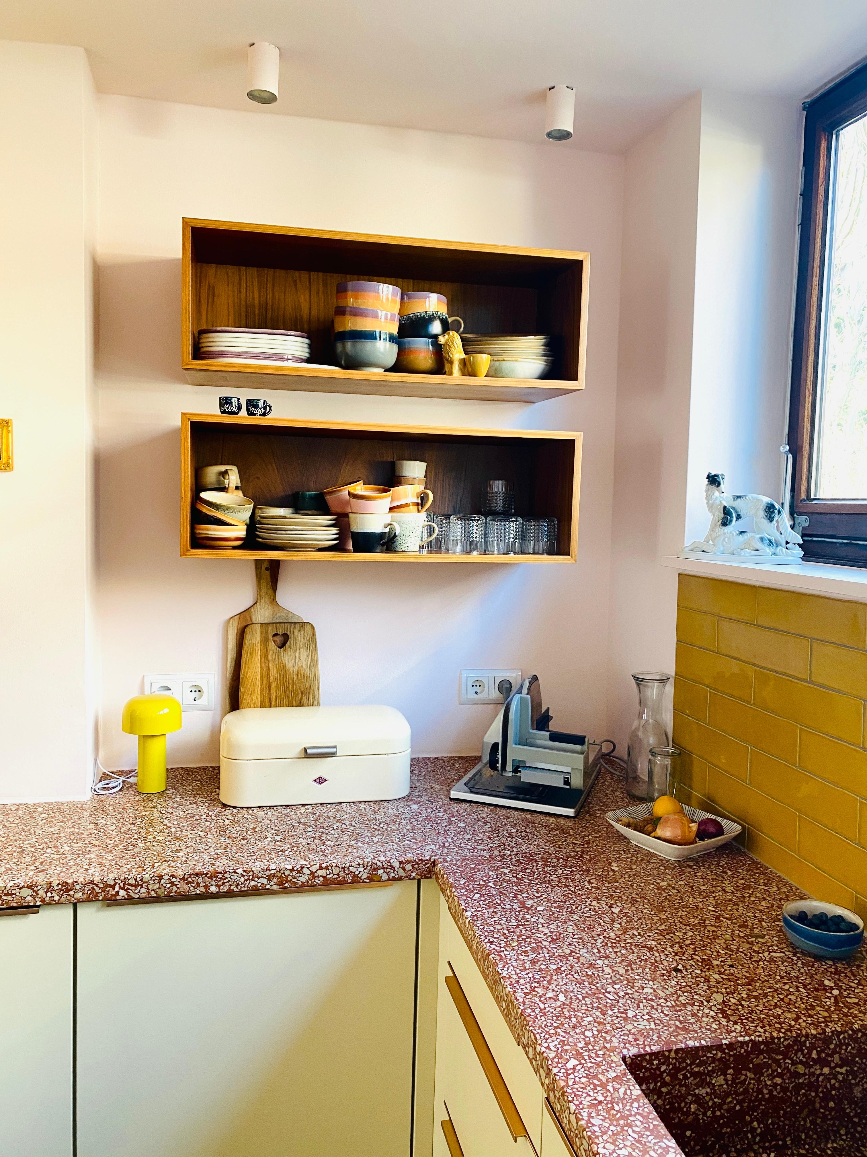 Ich liebe die offenen vintage Holzregale in der Küche #ebay 
#terrazzo #rosa #küche