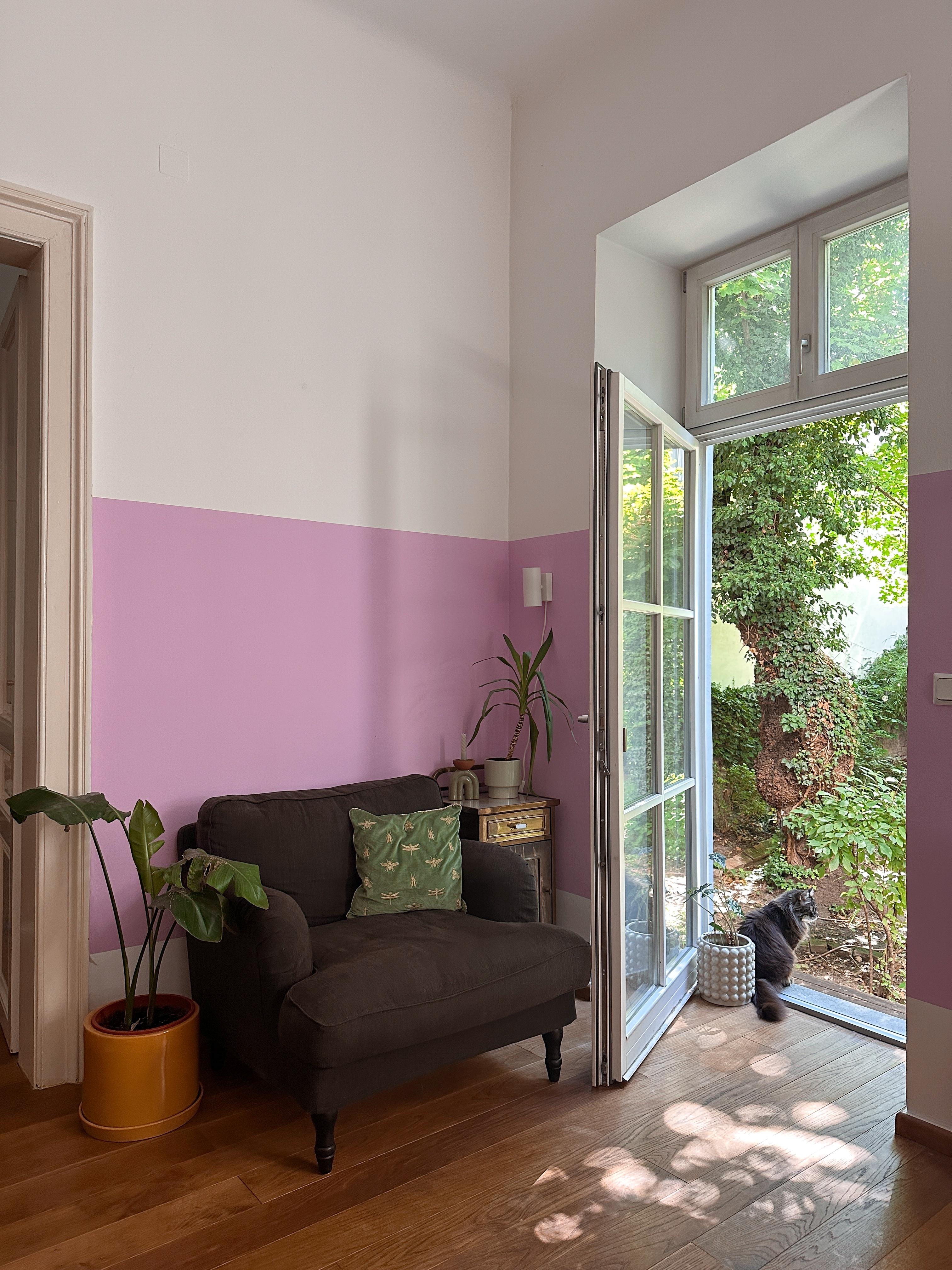 Ich liebe unsre neue Wandfarbe 💜😊

#lila #grün #farbenfroh #bunt #altbau #wohnzimmer #garten #vintage #individuell #sessel #kissen #gold #sonne #parkett #wandfarbe