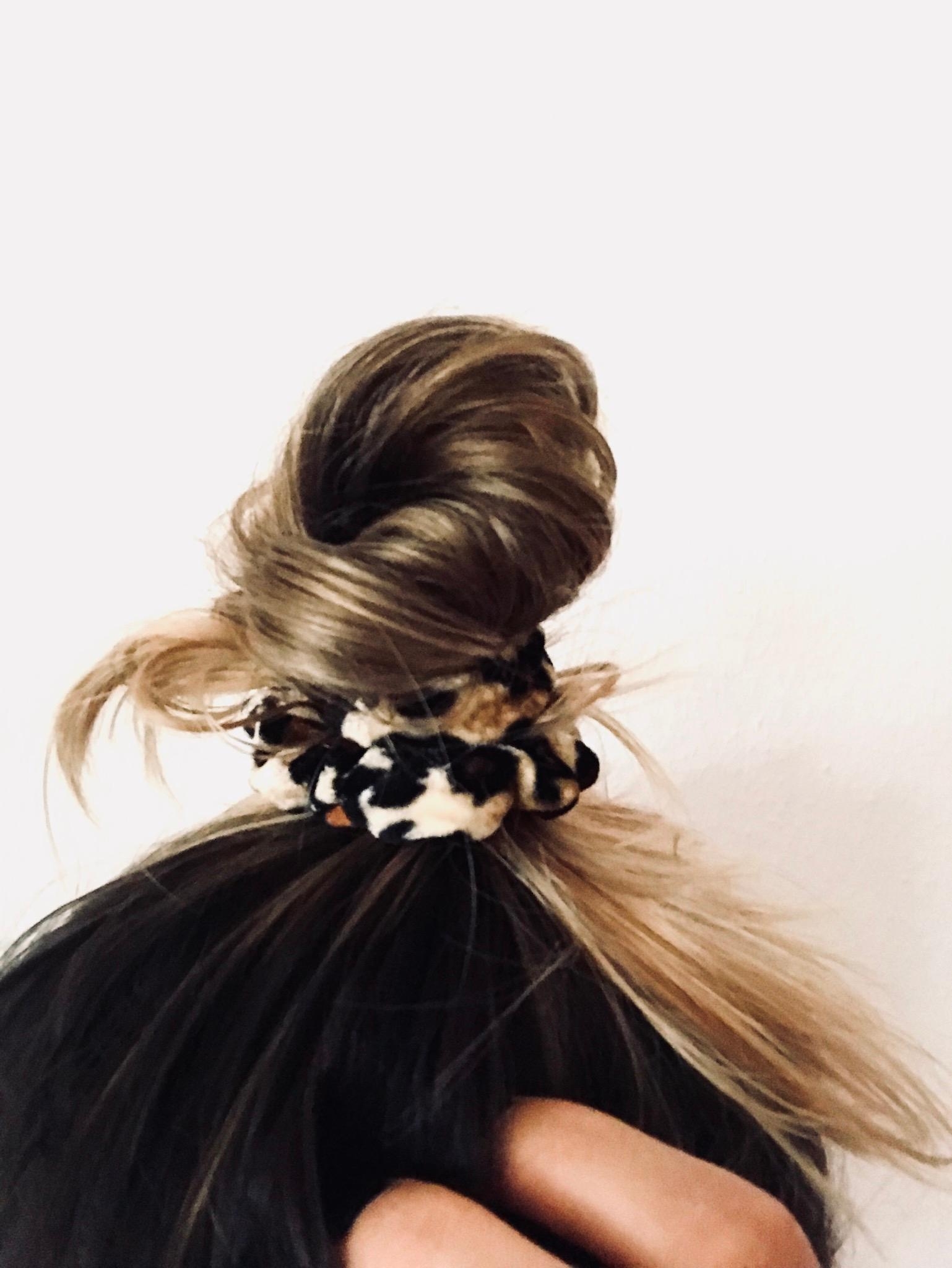 Ich sag ja: absolute Leoliebe 😉
#fashion #hair #scrunchie #90srevival #leo #dutt #messybun