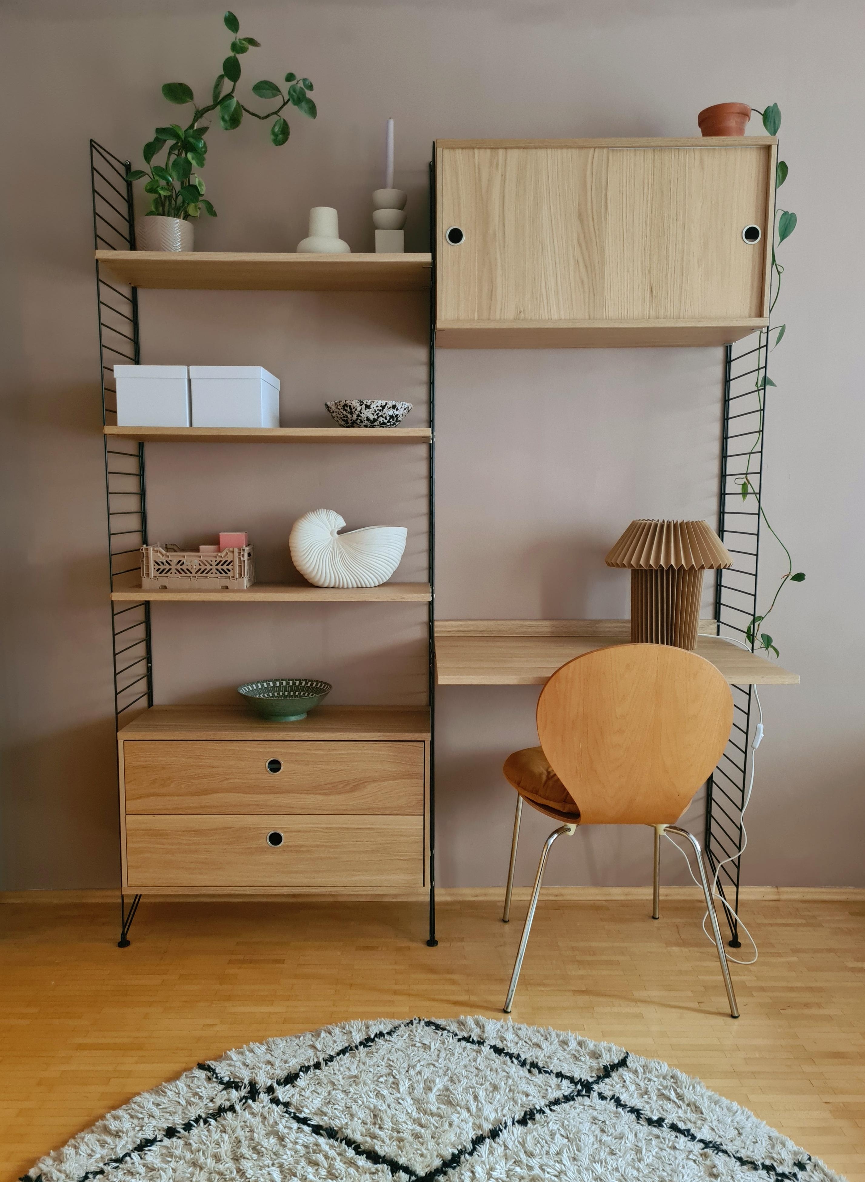 Ich wollte schon immer einen String-Schreibtisch haben - voilà 🥰 
#wandfarbe #schreibtisch #büro #pflanzen #eichenholz #stringregal #designklassiker 