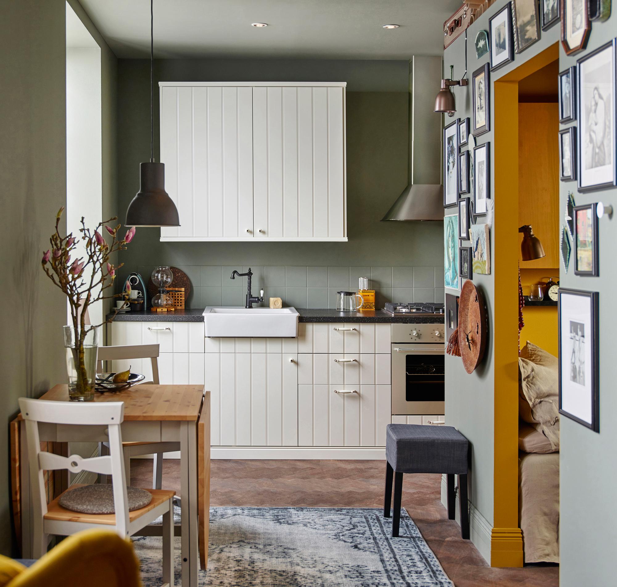 Ideen für kleine Küchen #küche #holztisch #dunstabzugshaube #ikea #holzstuhl #zimmergestaltung ©Inter IKEA Systems B.V.