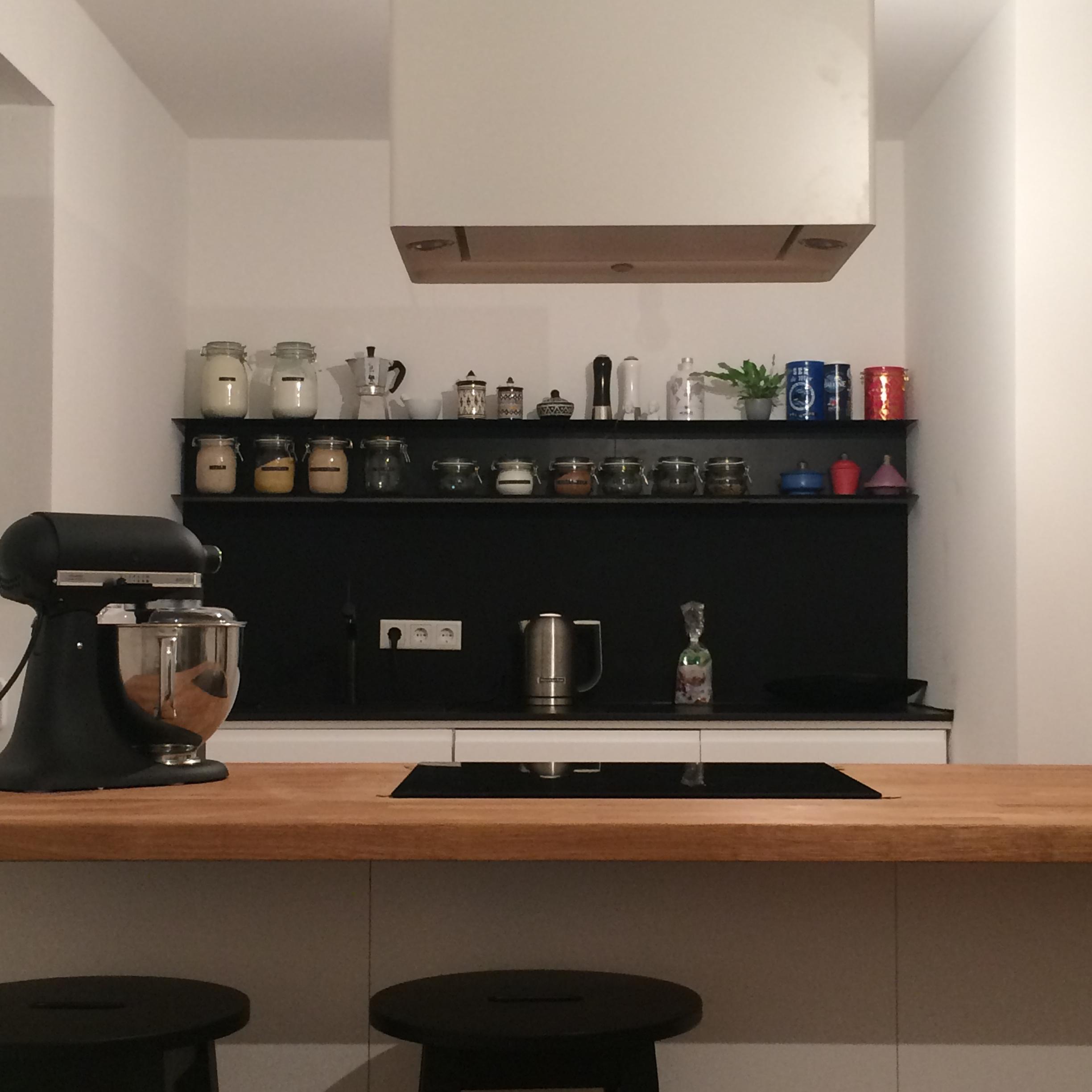 Ikea Küche in b&w mit bunten Accessoires und Massivholz Arbeitsplatte! ❤️ Ein Traum zum Kochen mit Freunden #küche