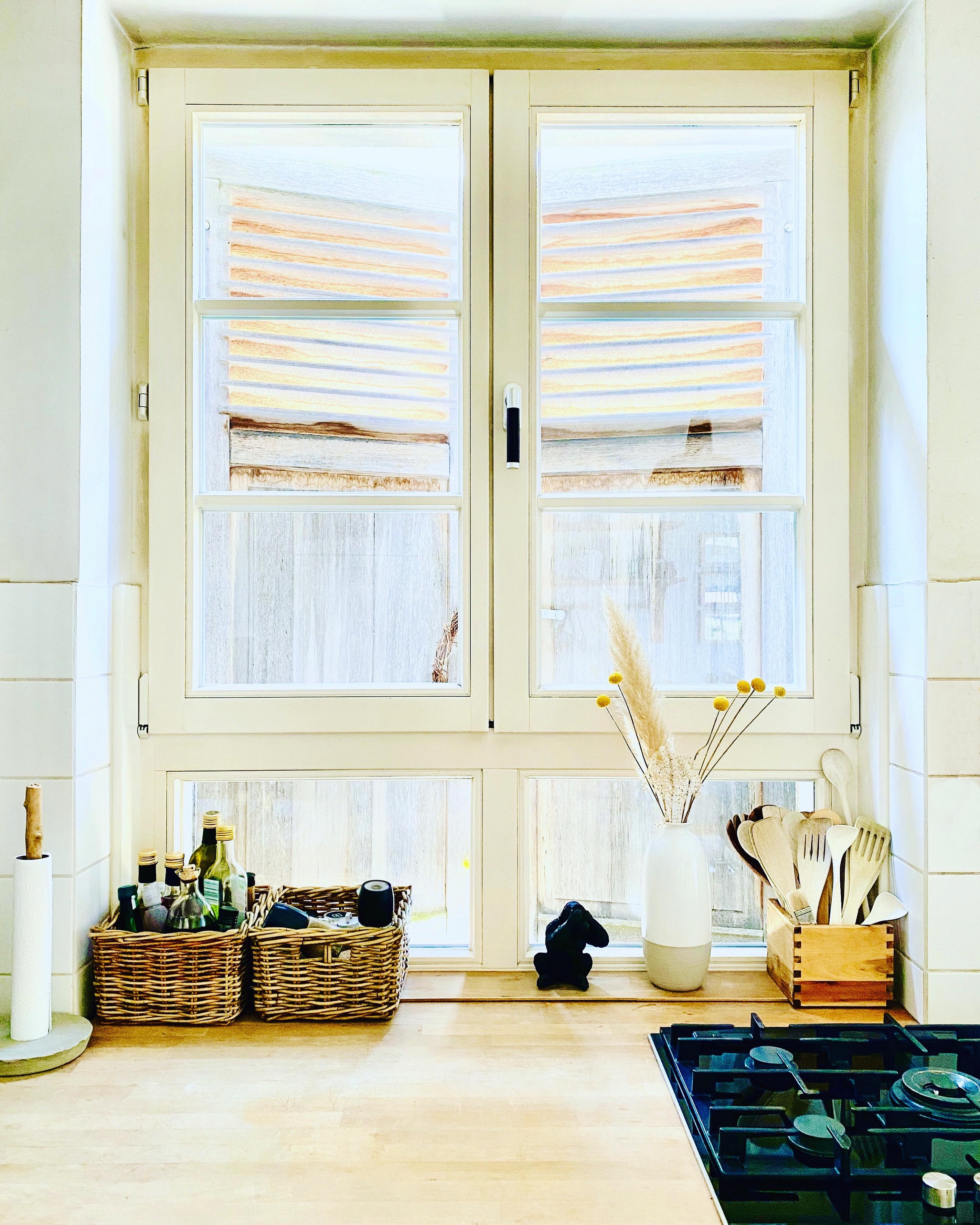 Im Sommer sind unsere #holzfensterläden ein toller #schattenspender ...
#küche #altbau #vasenliebe #dekoideen #landhaus
