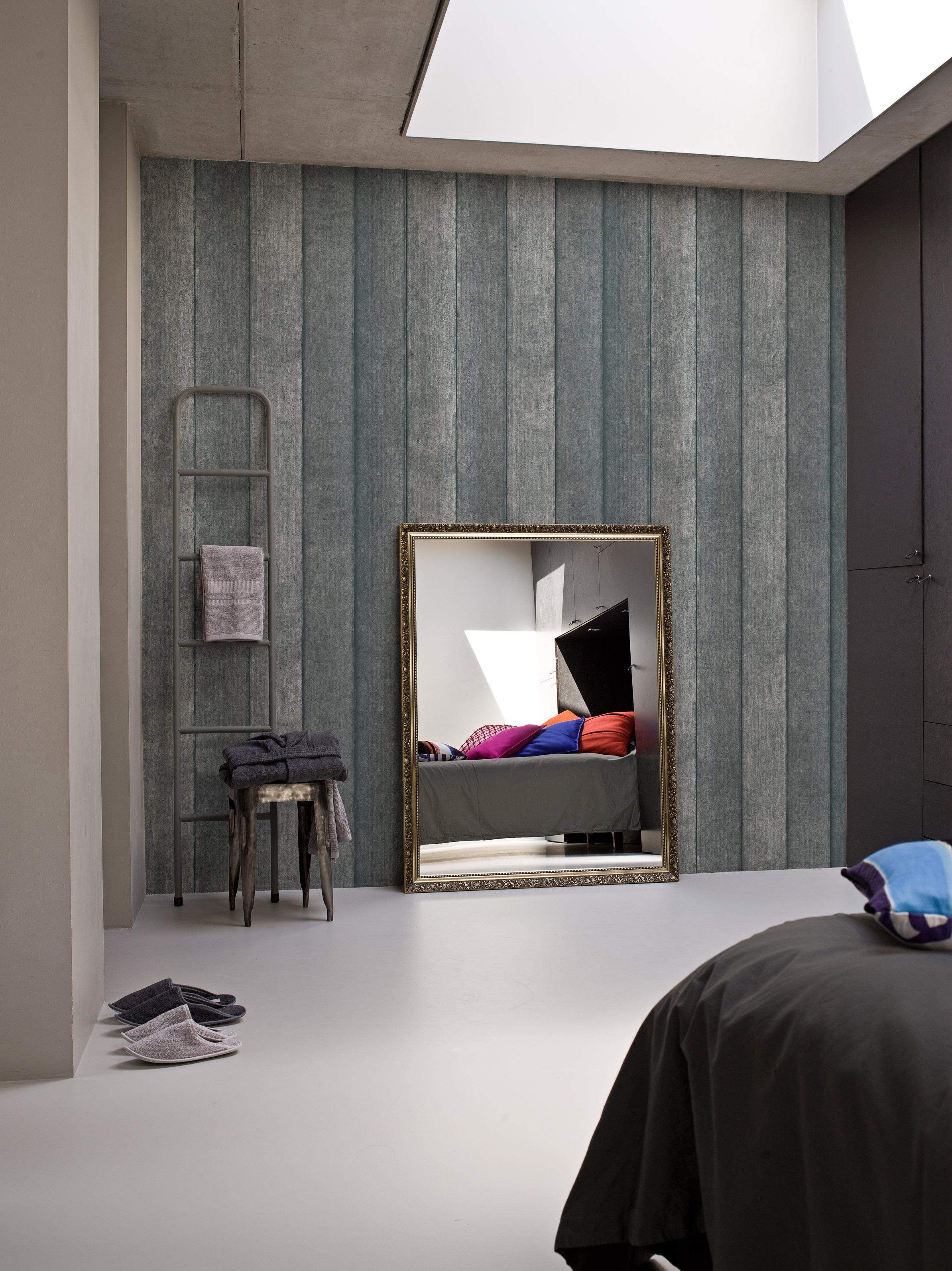 Industrie Chic im Schlafzimmer #spiegel #goldfarbenerspiegel #gestreiftetapete ©BN Wallcoverings