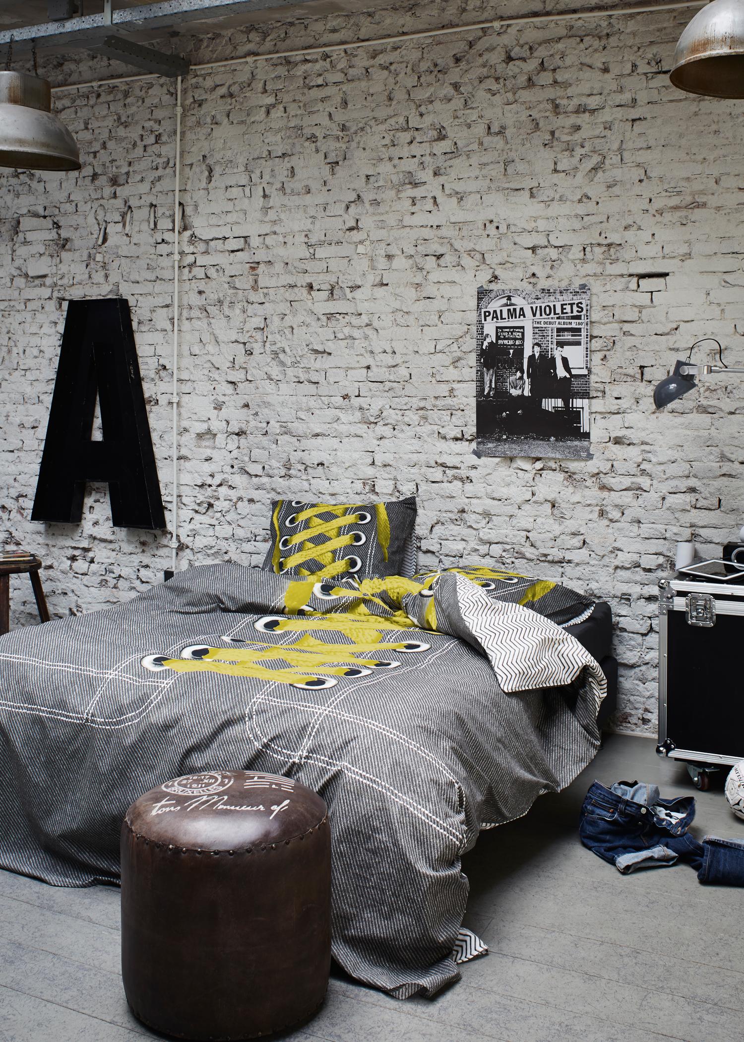 Industrie-Look im Schlafzimmer #bettwäsche #jugendzimmer #wanddeko #grauerbodenbelag #jugendbett ©Essenza Home/Covers & Co