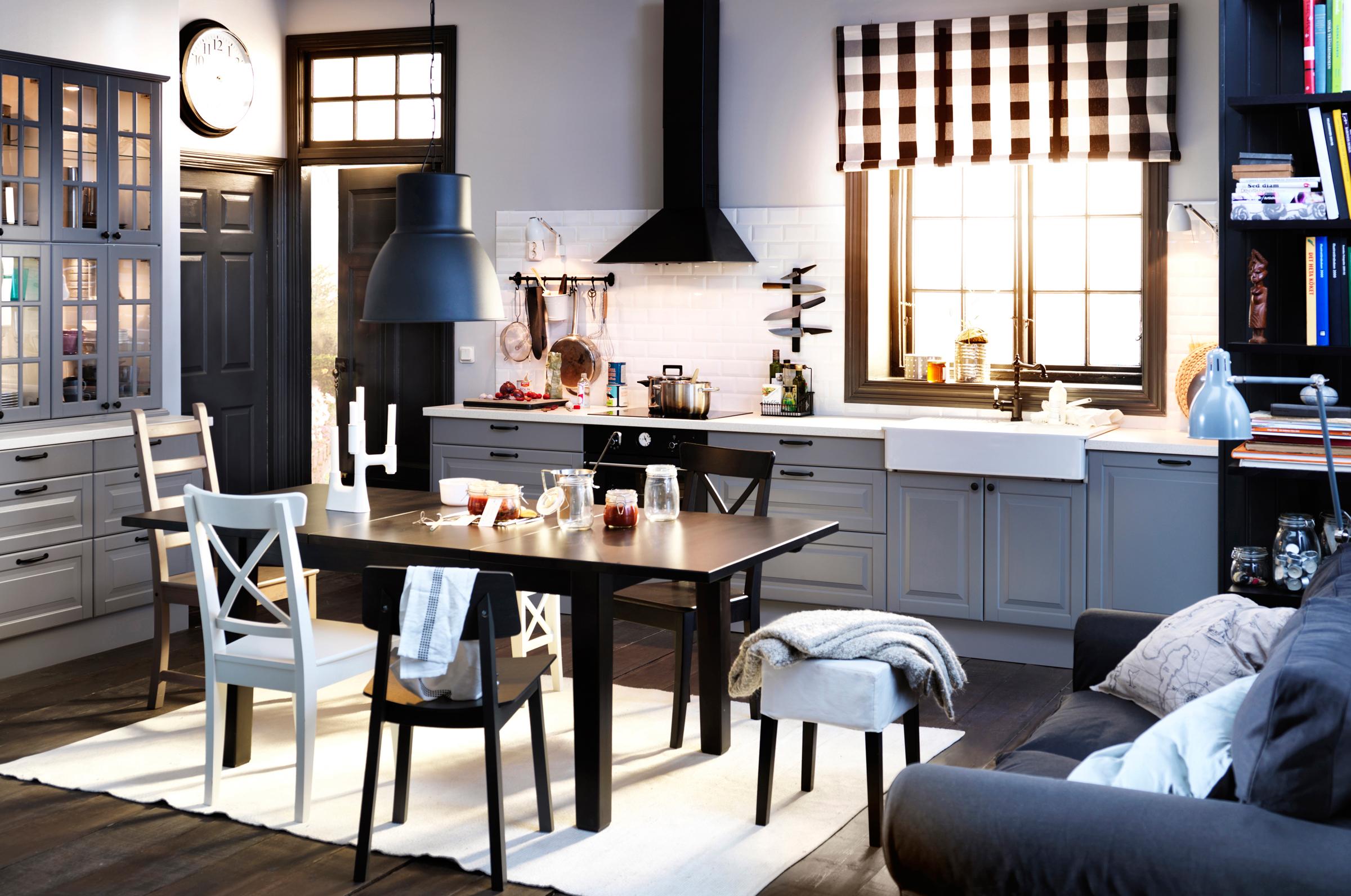 Industrieleuchte in schwarz-weiß gestalteter Küche #esstisch #dunstabzugshaube #ikea #holzstuhl ©Inter IKEA Systems B.V