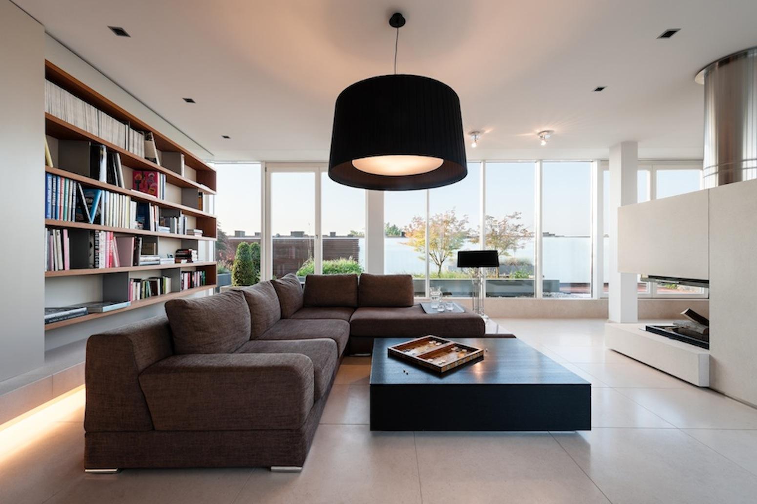 innenarchitektur-rathke.de #couchtisch #bücherregal #sofa #schwarzehängeleuchte #braunessofa #hängeleuchtenschirm ©www.ingold.de