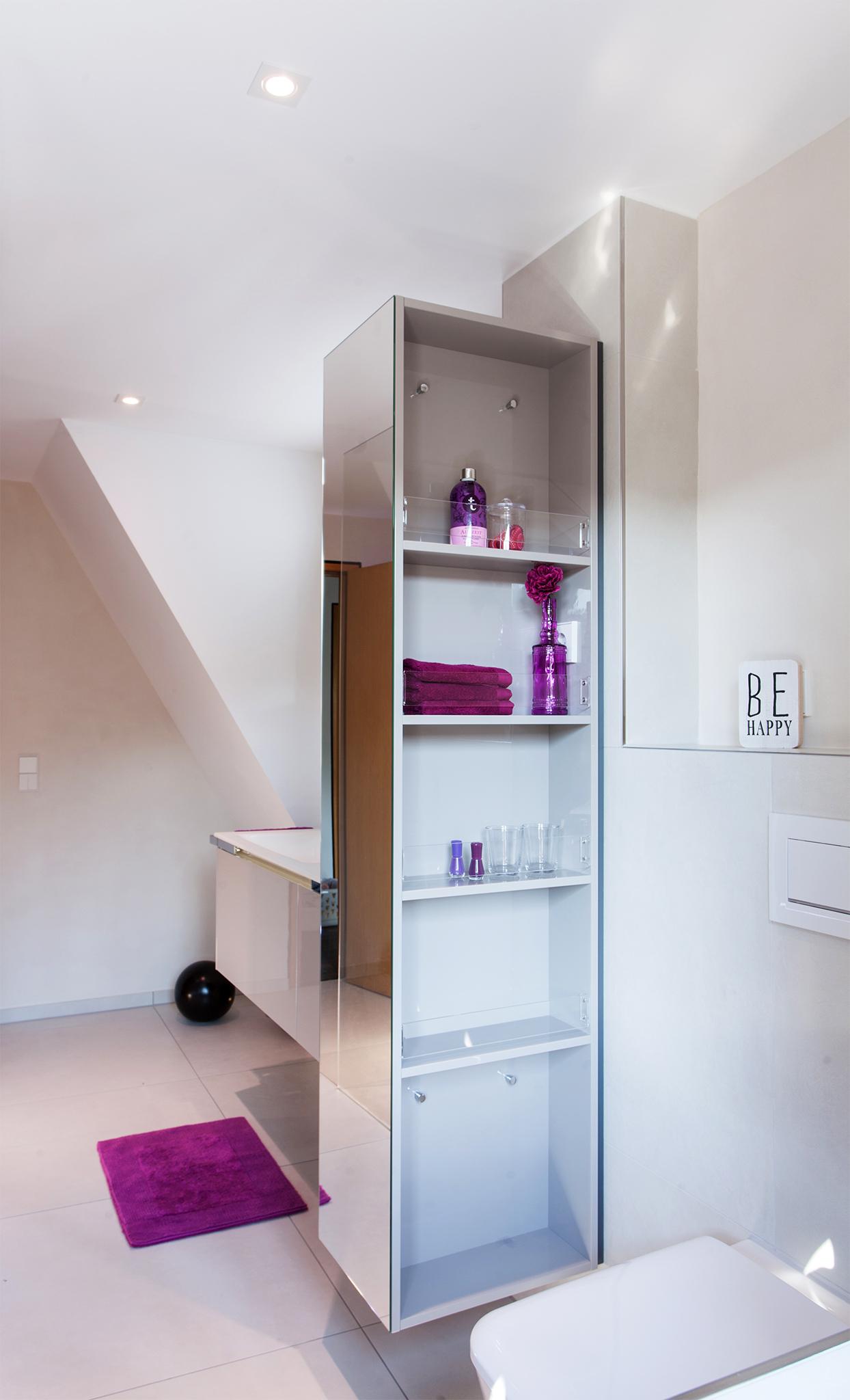 Intelligenter Raumteiler #badezimmer #offenedusche #raumteiler #badezimmerdachschräge ©HEIMWOHL GmbH