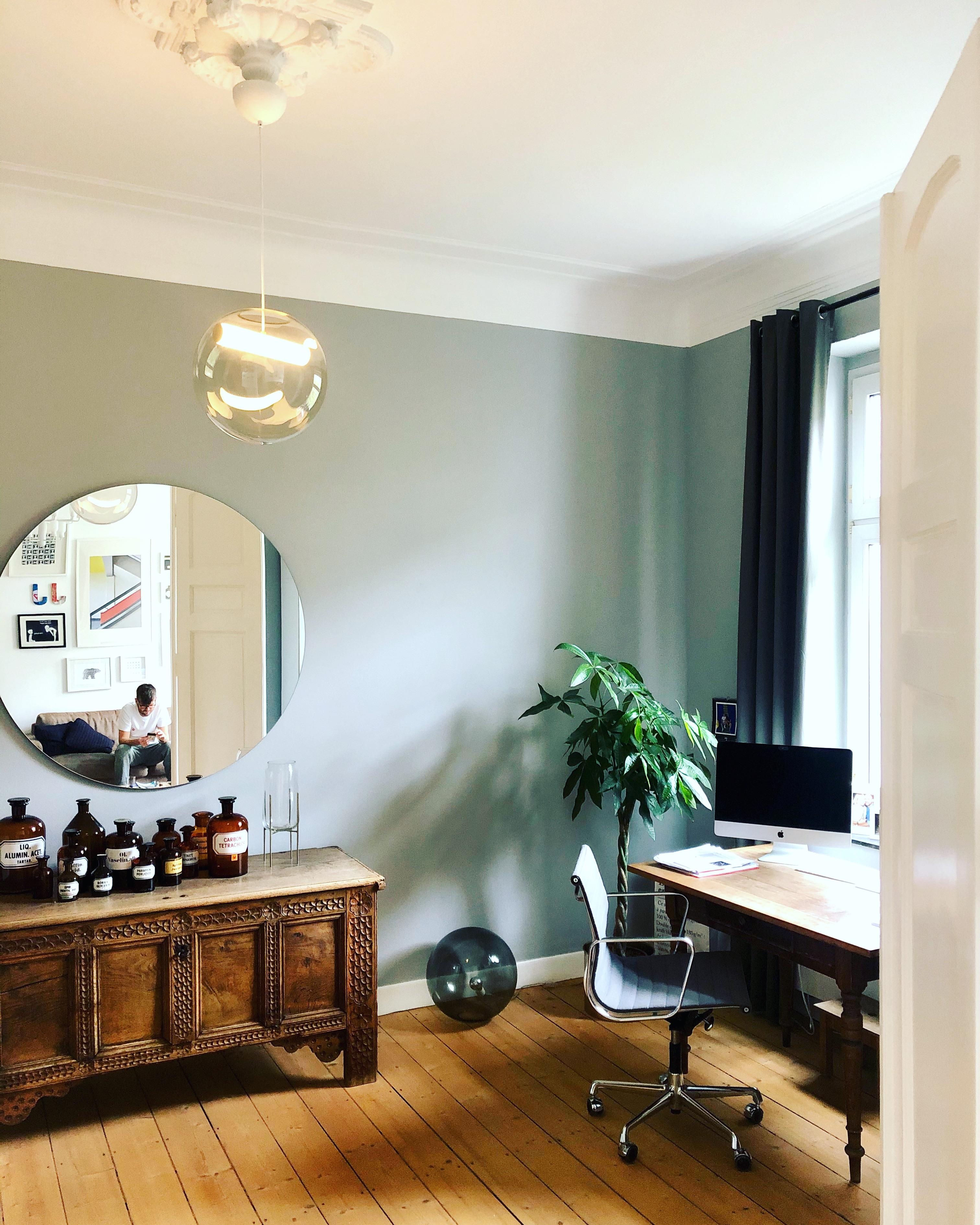 #interior Update aus dem #homeoffice #altbau #altbauliebe #altbauwohnung #wohnzimmer #jugendstil #minimalismus #eames 