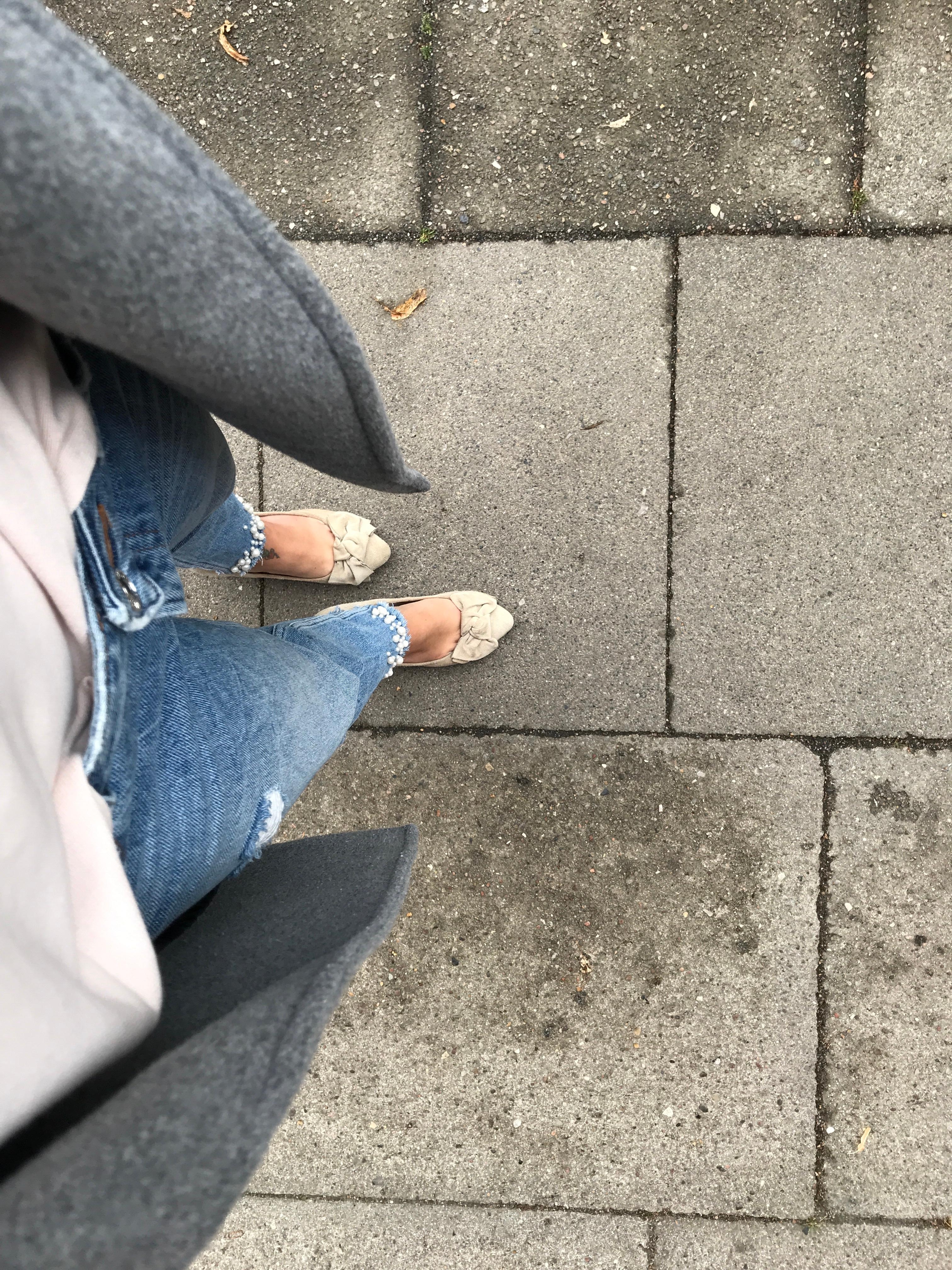 Jeans mit Pumps gehen immer 🎀 #jeans #schleife #perlen