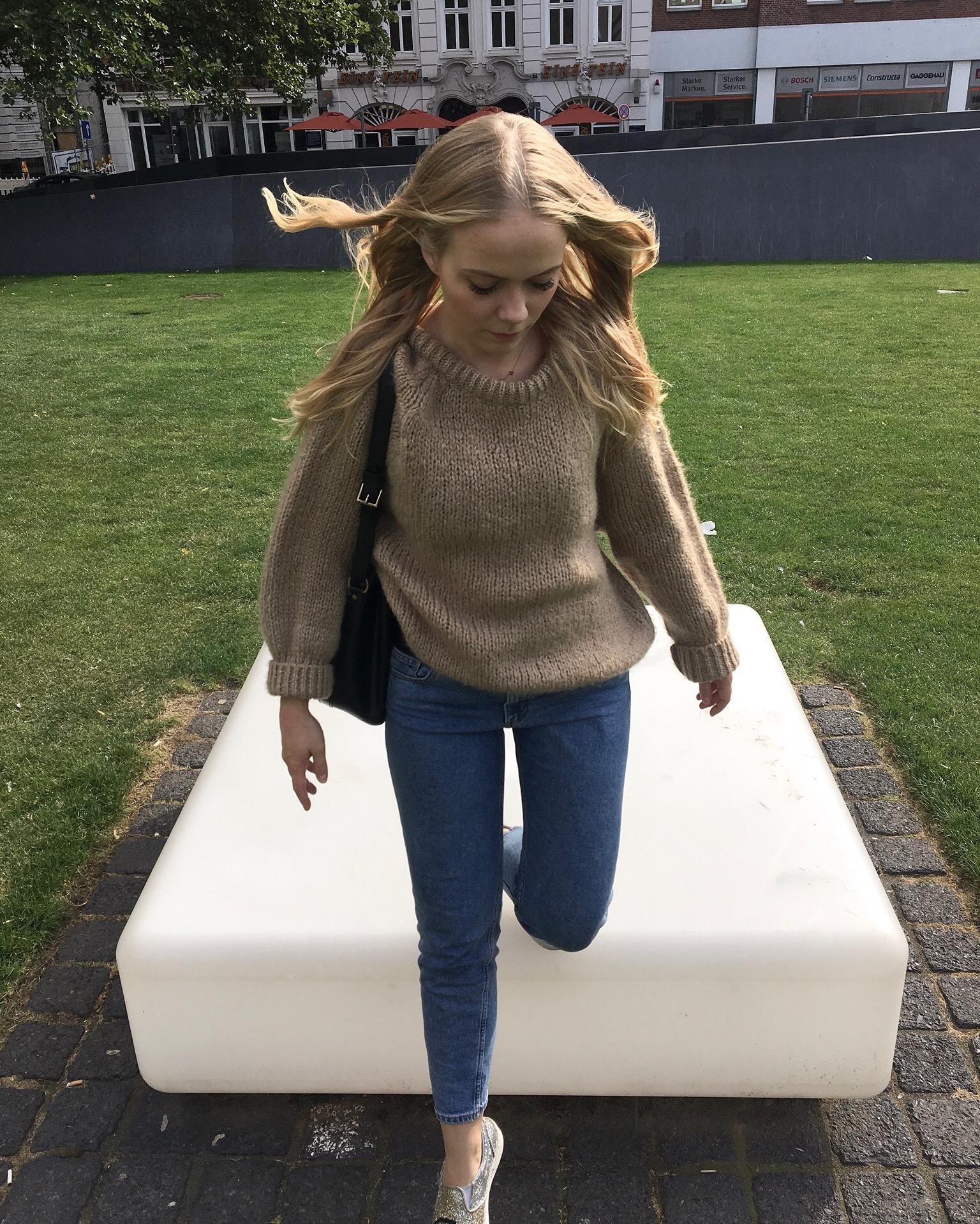 Jumping with my jumper #strickpulli #pullover #camel #jeans #glitzer #fashion