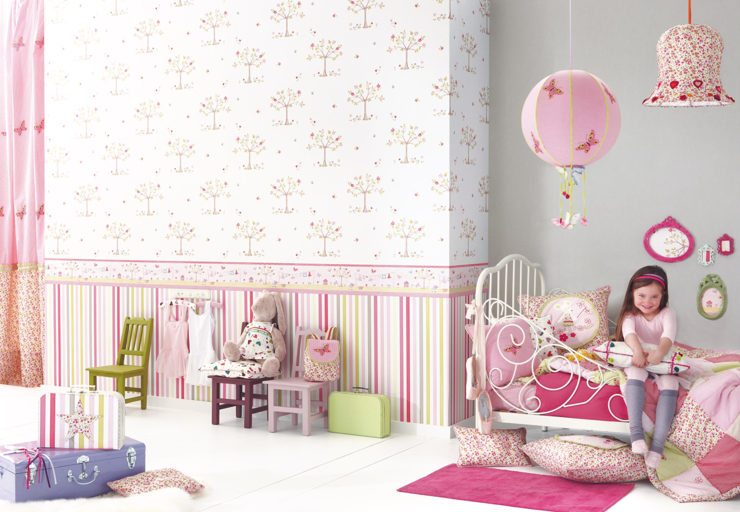 Kindertapeten und Kinderstoffe 'Lollipops' von Camengo #kinderbett #romantischeskinderbett #rosafarbeneskinderzimmer #rosafarbenesmädchenzimmer ©Camengo