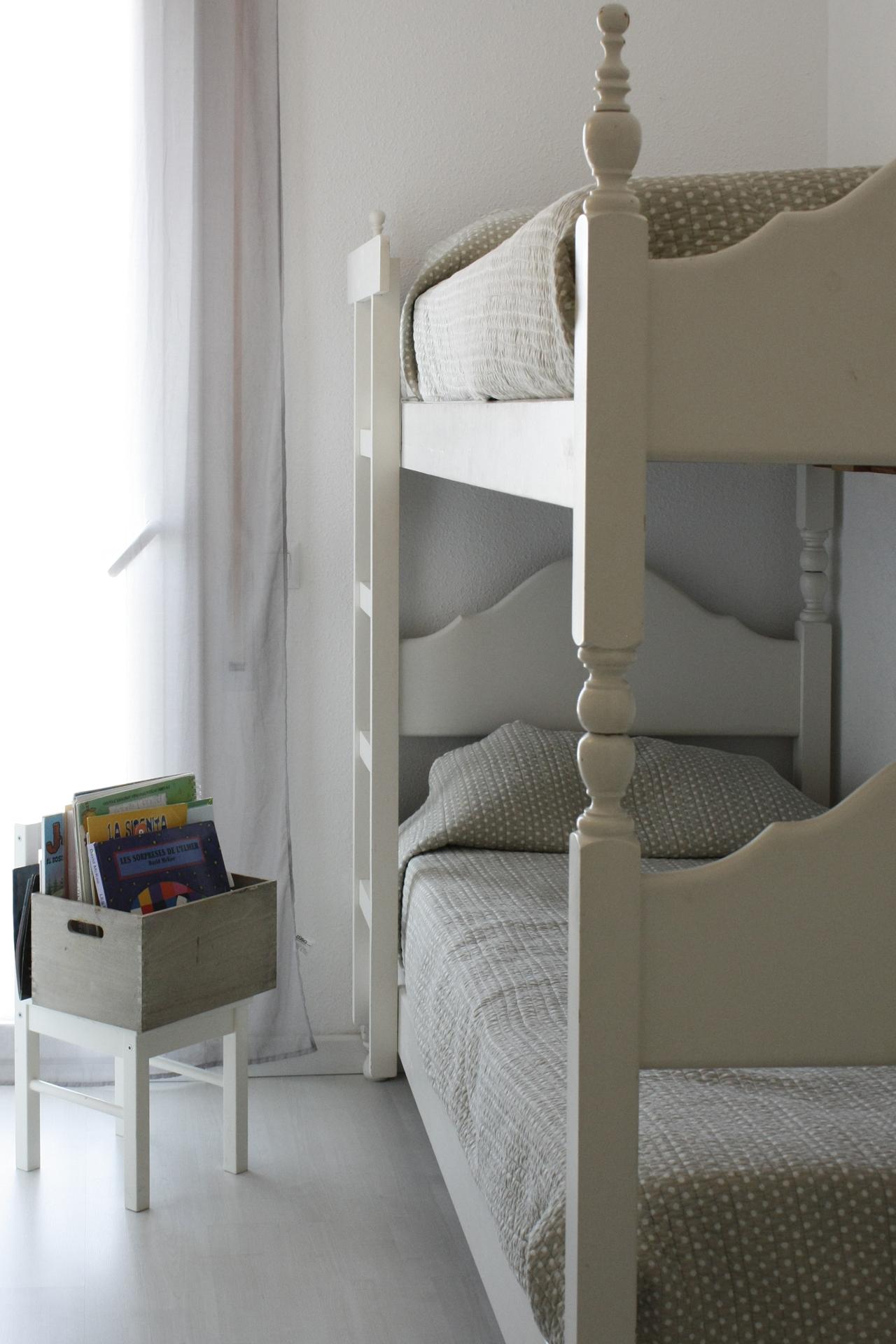 Kinderzimmer #beistelltisch #bett #kinderbett #etagenbett ©Victoria Aragonés / Innenarchitektur