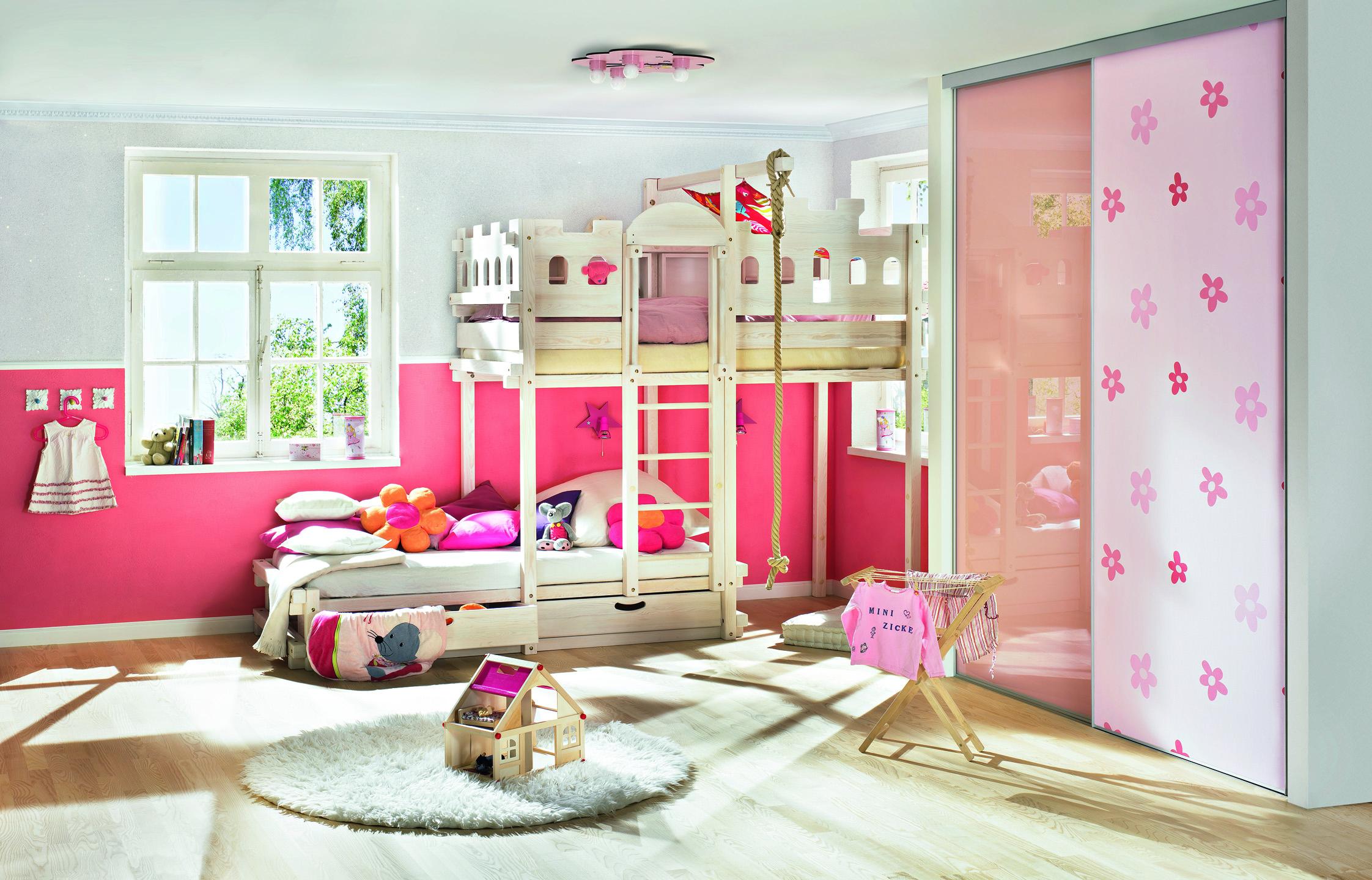 Kinderzimmer in Pink #kleiderschrank #laminat #mädchenzimmer #hochbett #pinkewandfarbe ©Cabinet