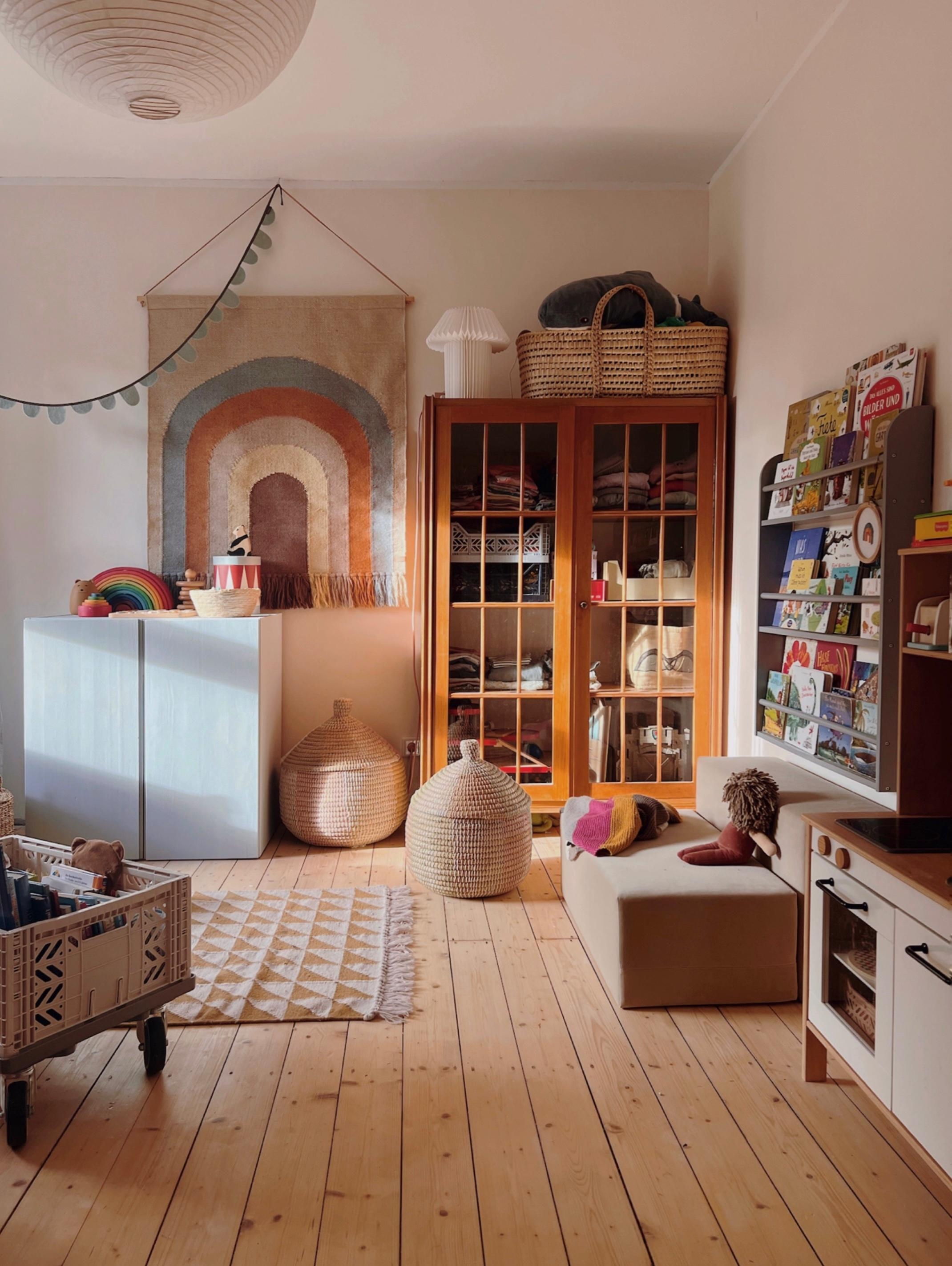 Kinderzimmer-Makeover 💕
#kinderzimmer #schrank #vintage #ivar #ikea #bücherregal #wandteppich #regenbogen #oyoy