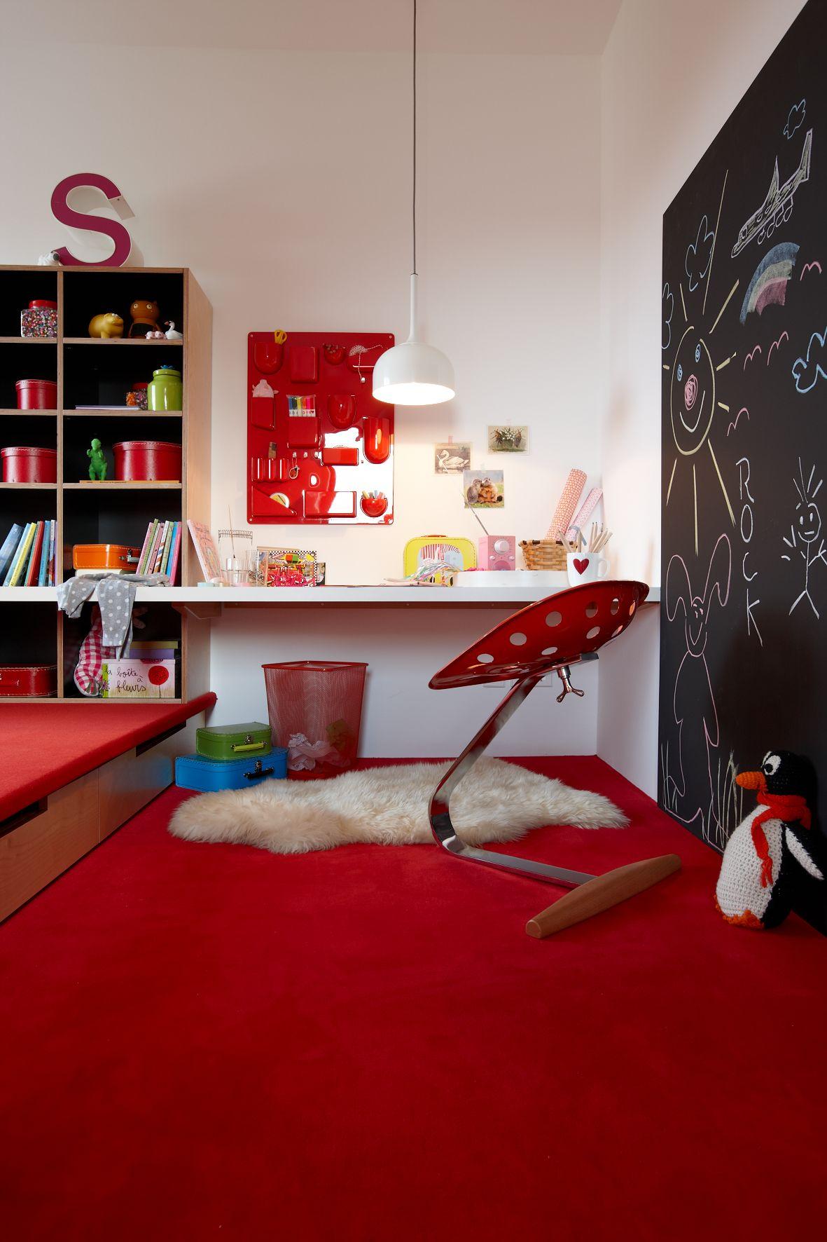 Kinderzimmer mit Podest und Schreibplatz #regal #teppichboden #podest ©Heiner Orth