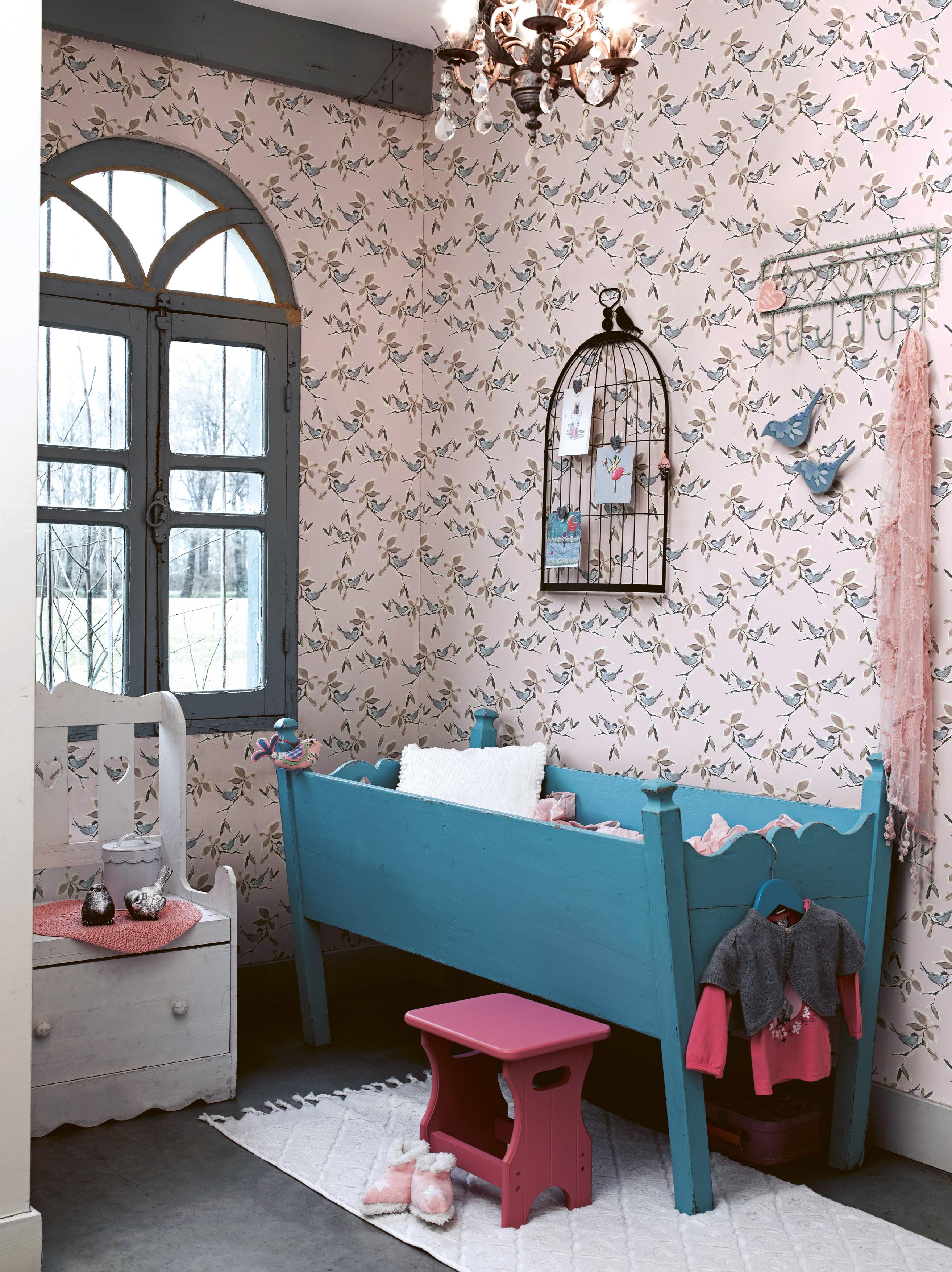 Kinderzimmer mit rustikalem Charme #kinderbett #weißesitzbank #sitzbank #holzhocker #mustertapete #babyzimmer #dekovögel ©BN Wallcoverings