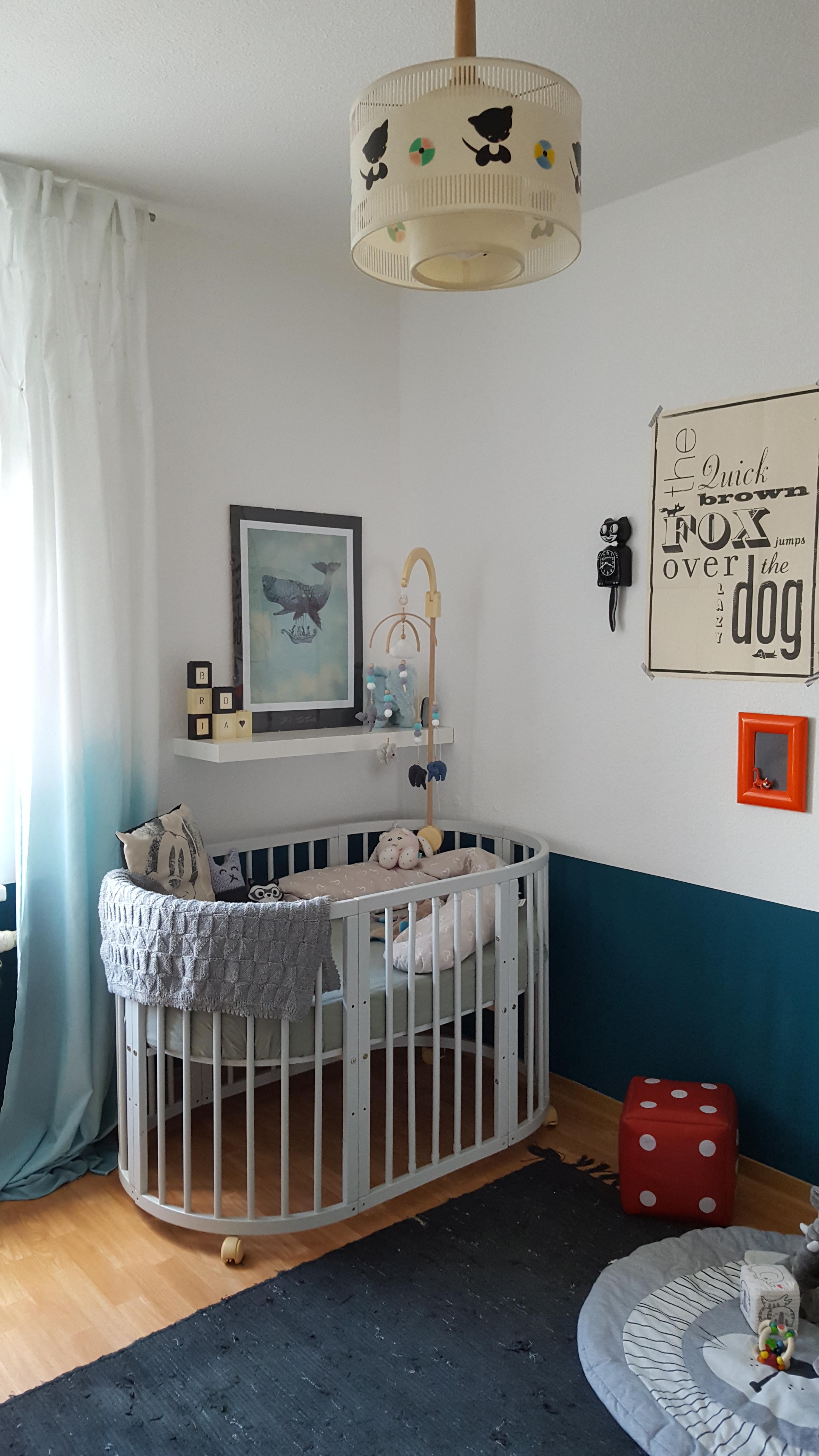 Kinderzimmer
Schlafecke
#DIY-Farbverlauf-Vorhänge #Häkel-Elefantenmobile #Retro-Elemente #Petrol Dip-Dye-Wand 