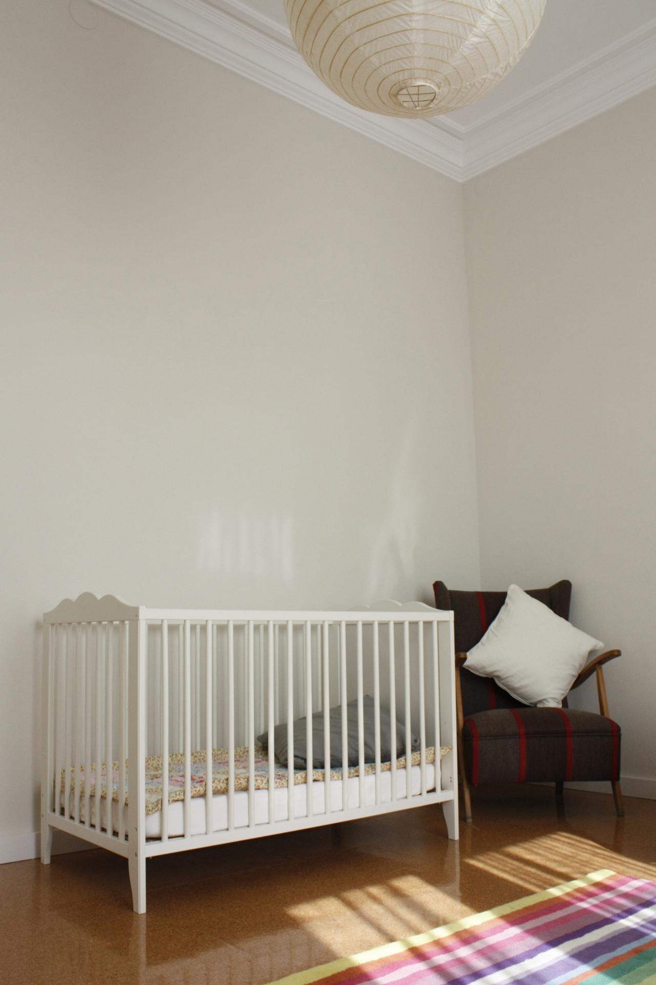 Kinderzimmer #sessel #kinderbett #babyzimmer #gestreiftersessel ©Victoria Aragonés / Innenarhitektur