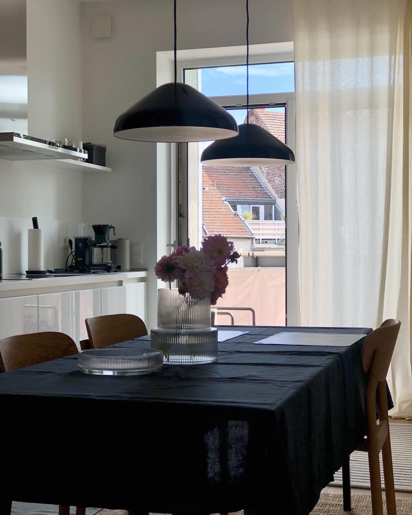 #kitchen #küche #weiß #schwarz #whitekitchen #balkon #lampe #hay #esstisch #esszimmer #stühle #scandi #couchstyle #home 