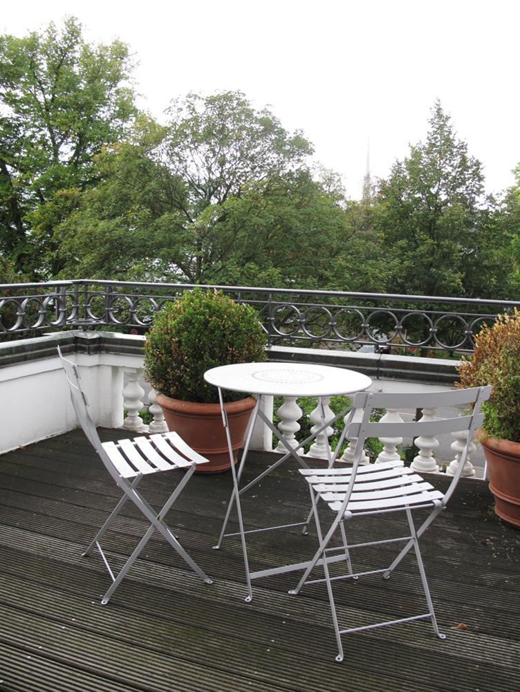 Klappstühle und Balkontisch in Weiß #klapptisch #klappstuhl #balkonmöbel #terrassenmöbel #weißesbalkonmöbel ©scout for location