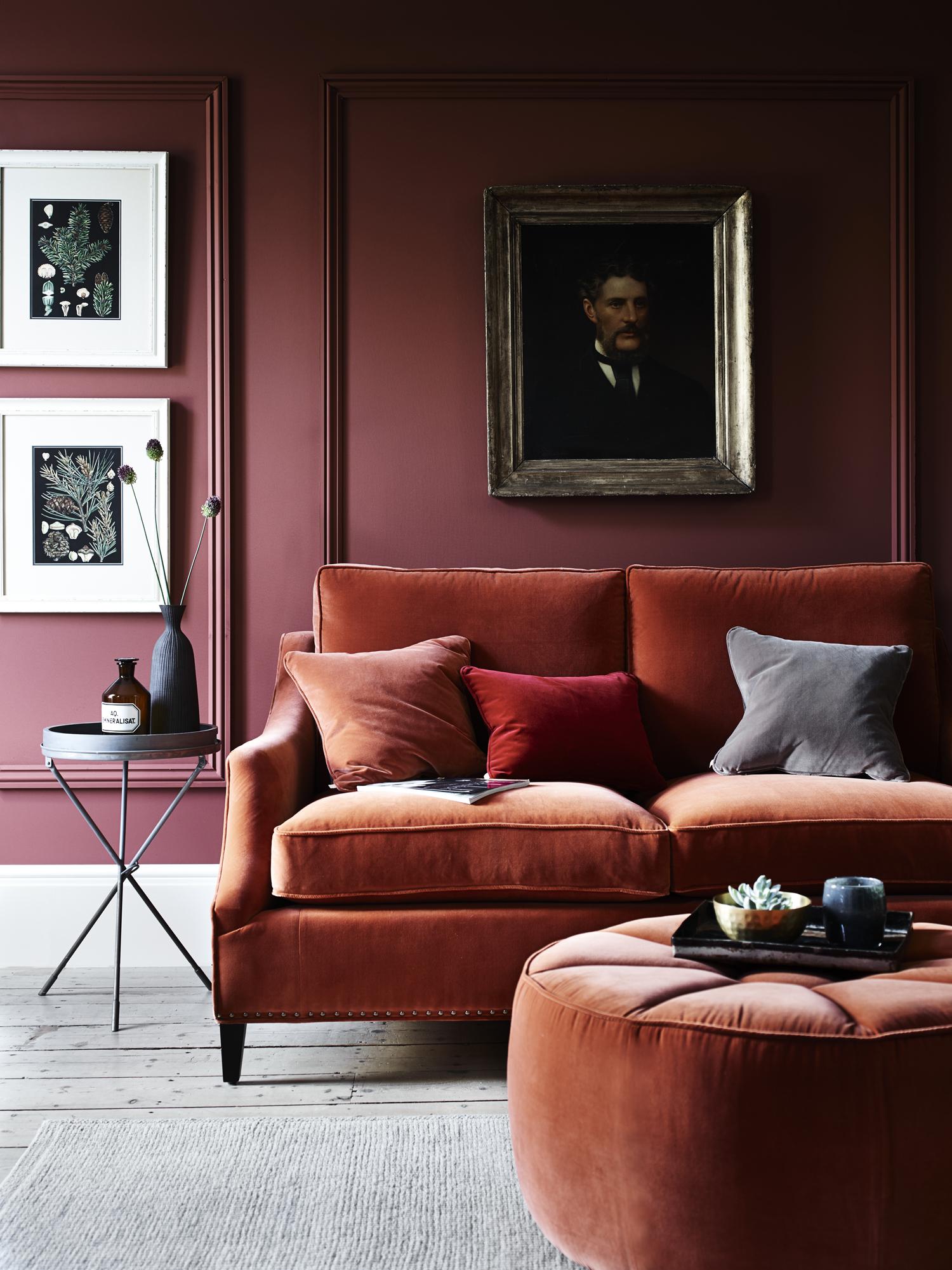 Klassischer Look in Samt & Rosé #beistelltisch #wohnzimmer #rotessofa #zimmergestaltung ©Neptune