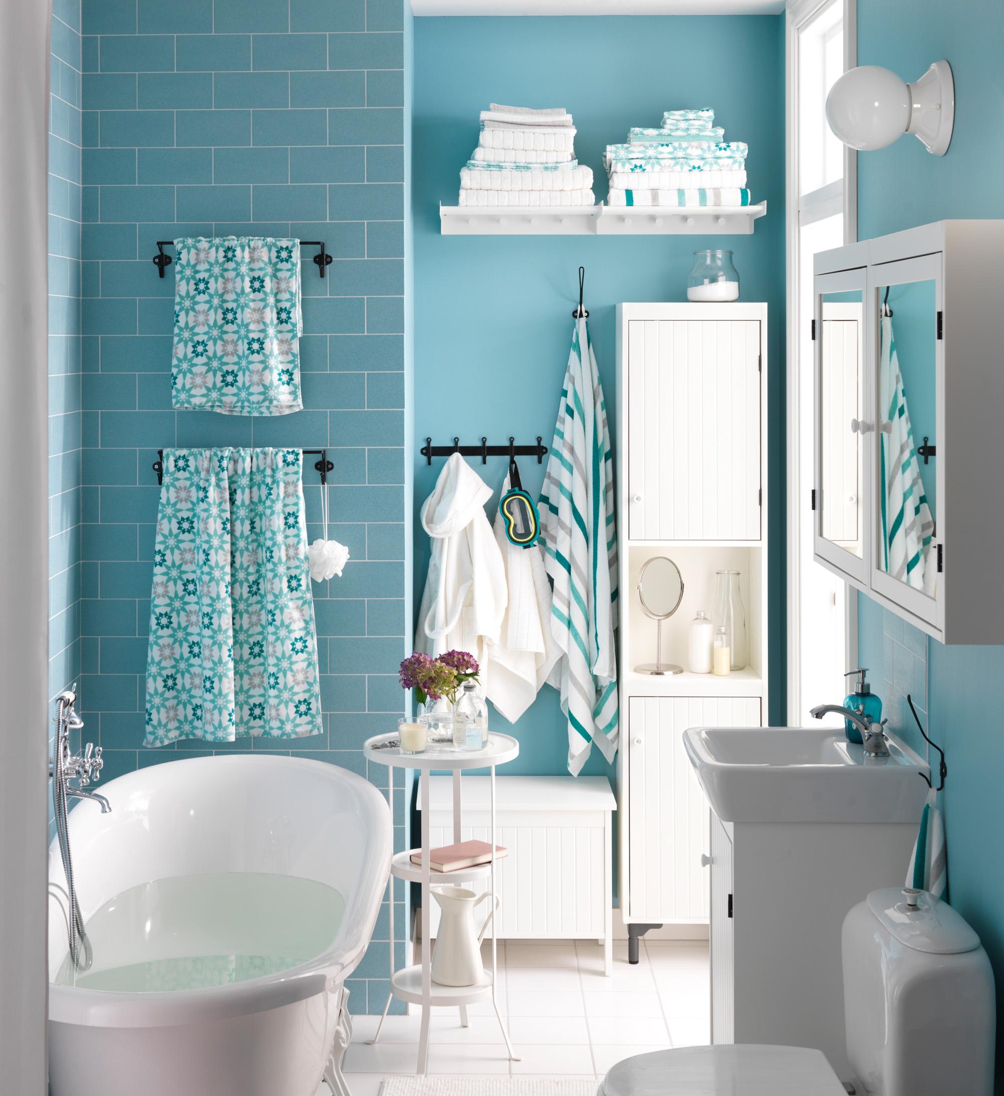 Kleines Badezimmer gestalten #beistelltisch #wandfarbe #hängeschrank #badezimmerschrank #wandleuchte #ikea #blauewandfarbe #kleinesbadezimmer ©Inter IKEA Systems B.V. 2014