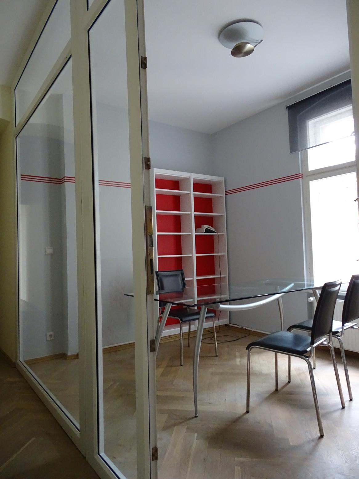 Kleines Büro mit roten Farbakzenten #büro #arbeitszimmer #glastisch #büroaccessoire ©Mareike Kühn Interior Stylist & Visual Merchandiser