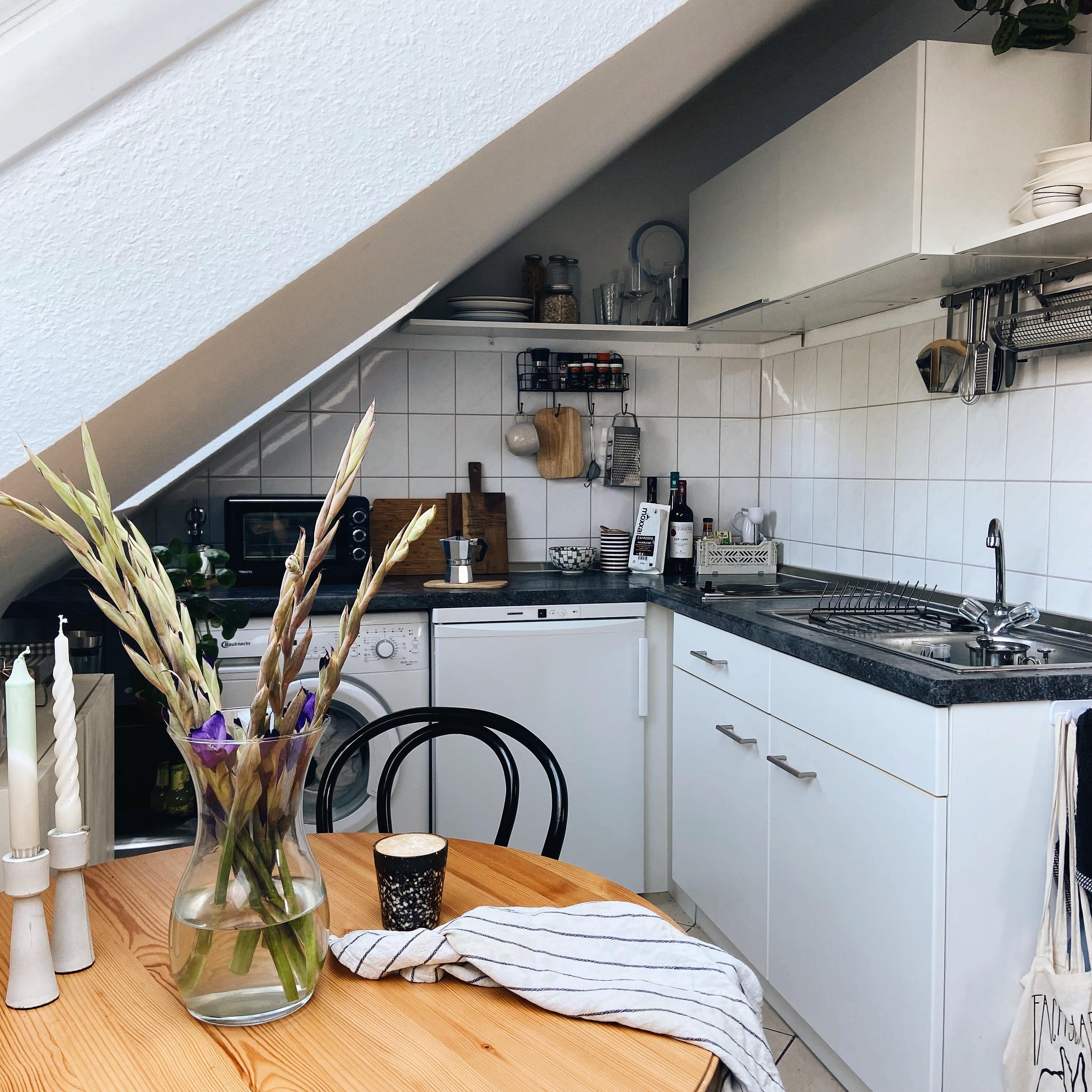 Kleines #küchenupdate denn wir haben die Arbeitsplatte (Profimässig 😂) foliert ☺️ 
#küchenliebe #gladiolen #kitchen